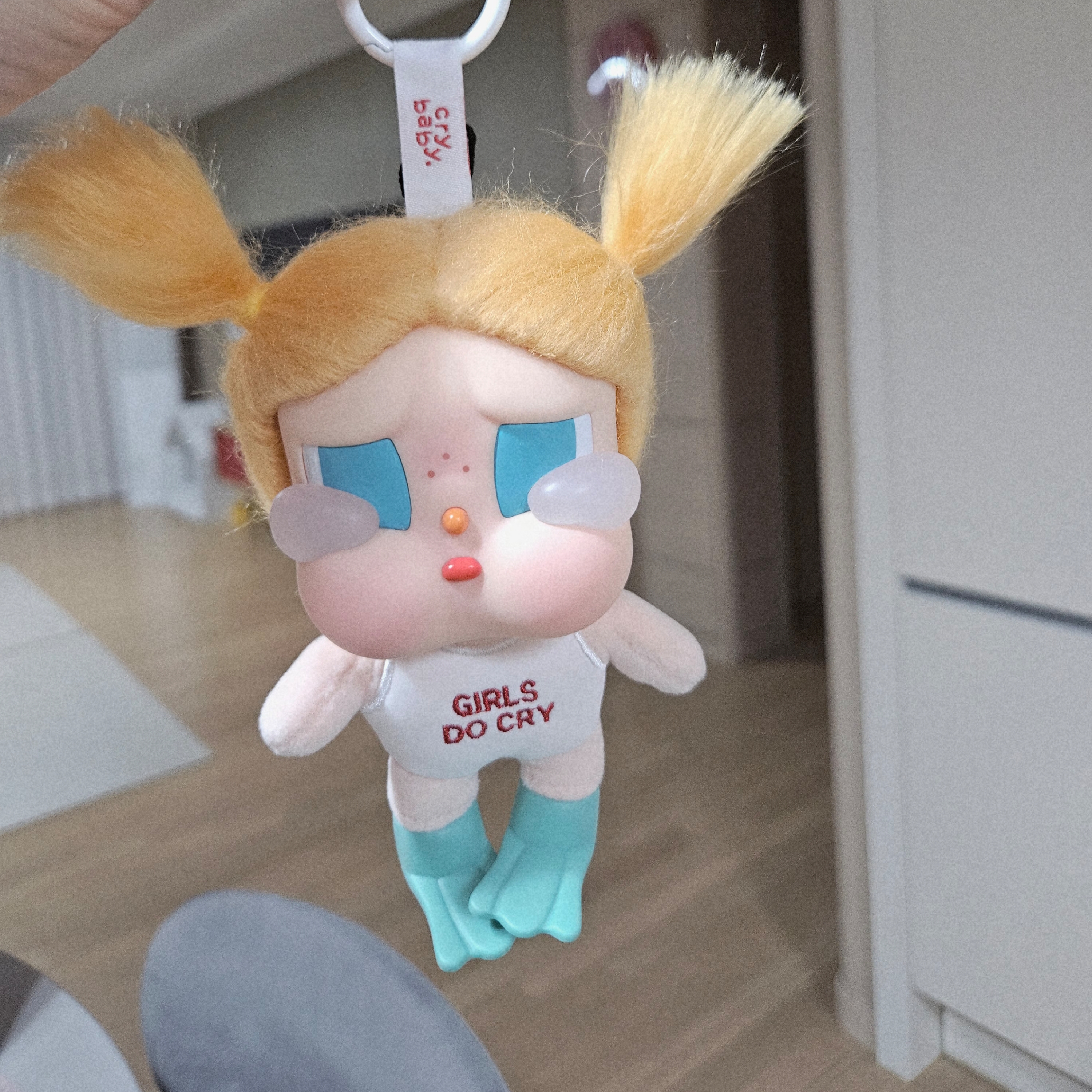 Pop Mart Crybaby Vacation Mode On Series Vinyl Plush Pendant Glug-Glug (Opened Case) 착용 스타일