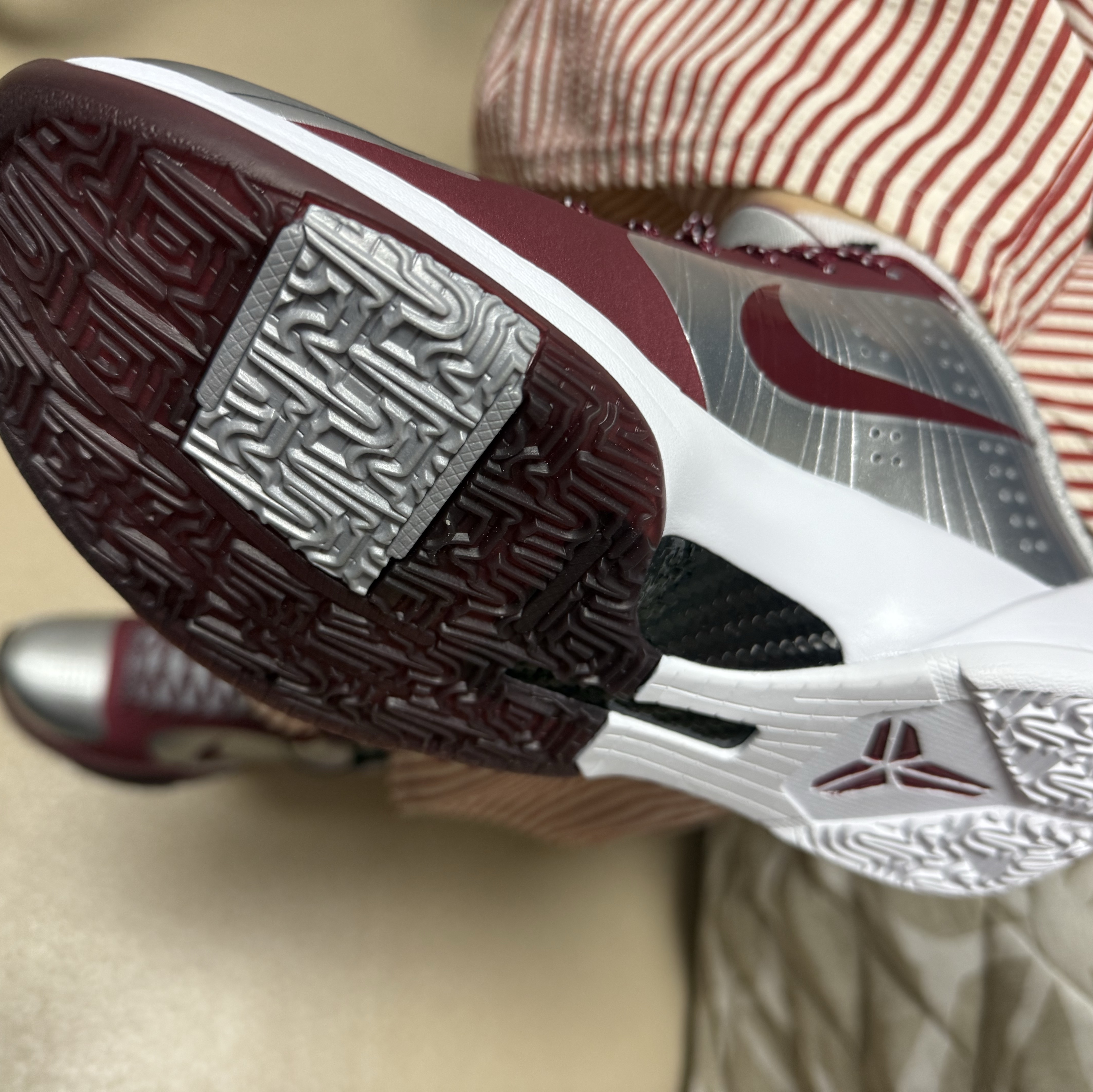 Nike Kobe 5 Protro Lower Merion Aces Away Metallic Silver Team Red 착용 스타일 - 4