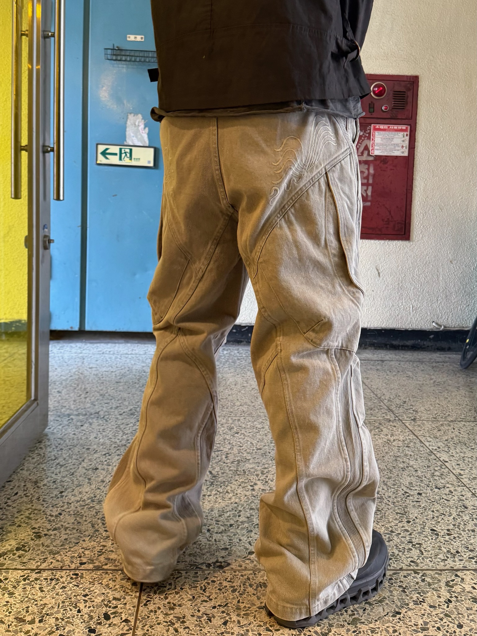 On Running x Post Archive Faction (Paf) Cloudmonster 2 Thorn Brown, IGNOTA Core:14 Leaf Cargo Pants Sand 착용 스타일 - 2