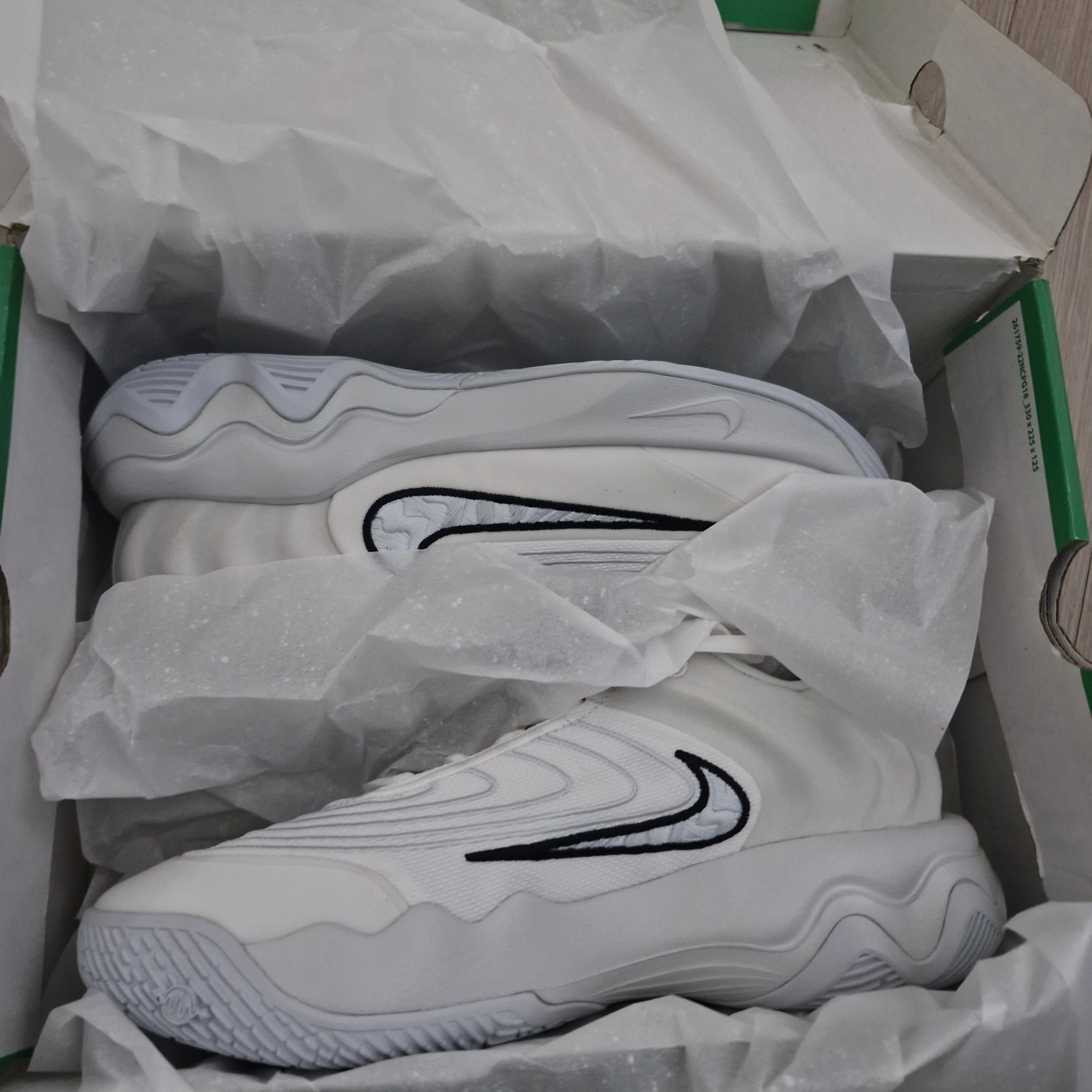 Nike Giannis Immortality 4 EP White, Nike Everyday Lightweight Training Crew Socks White (3 Pack/Korean Ver.) 착용 스타일 - 1
