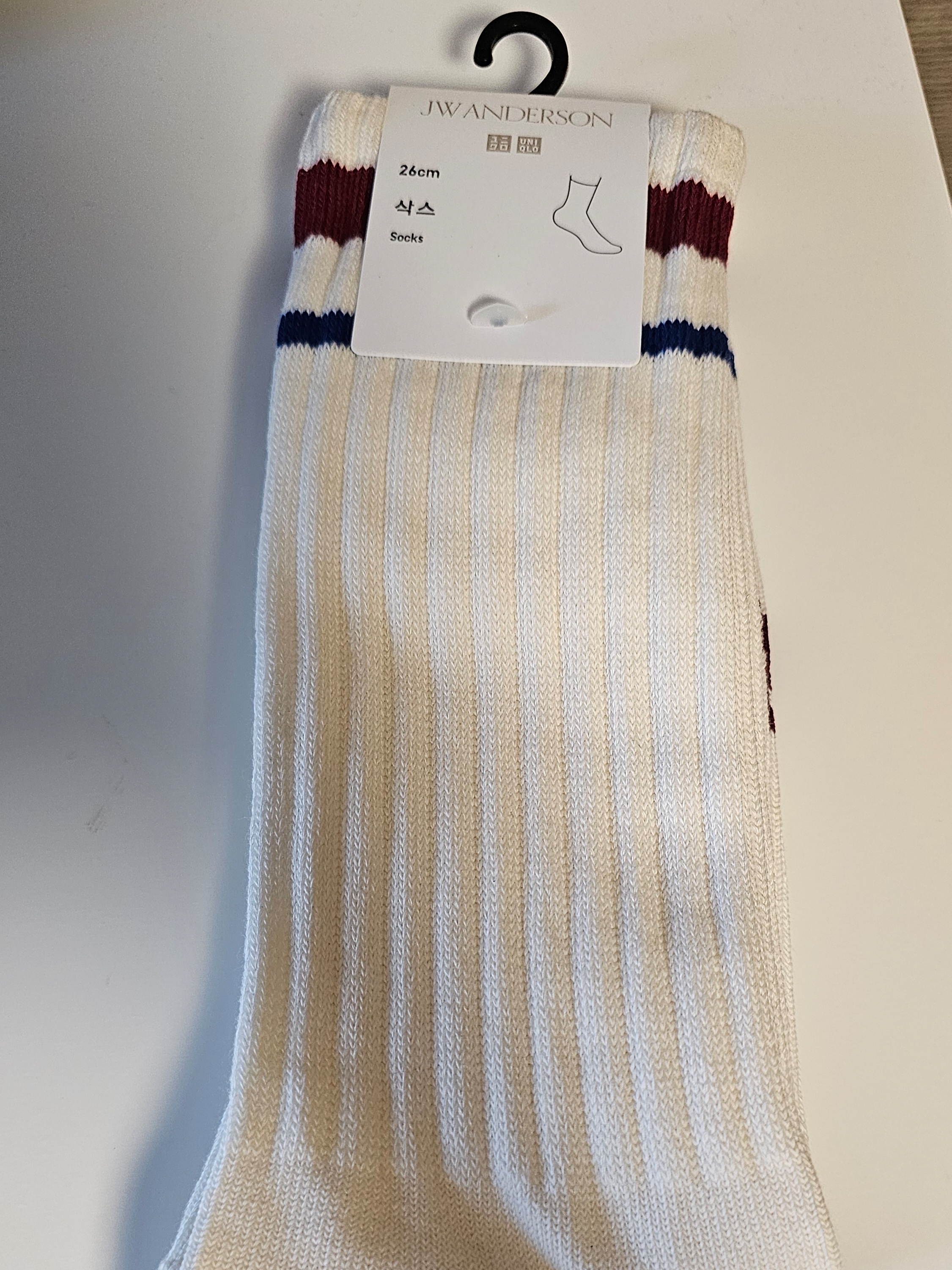 Uniqlo x JW Anderson Socks A Off White 착용 스타일
