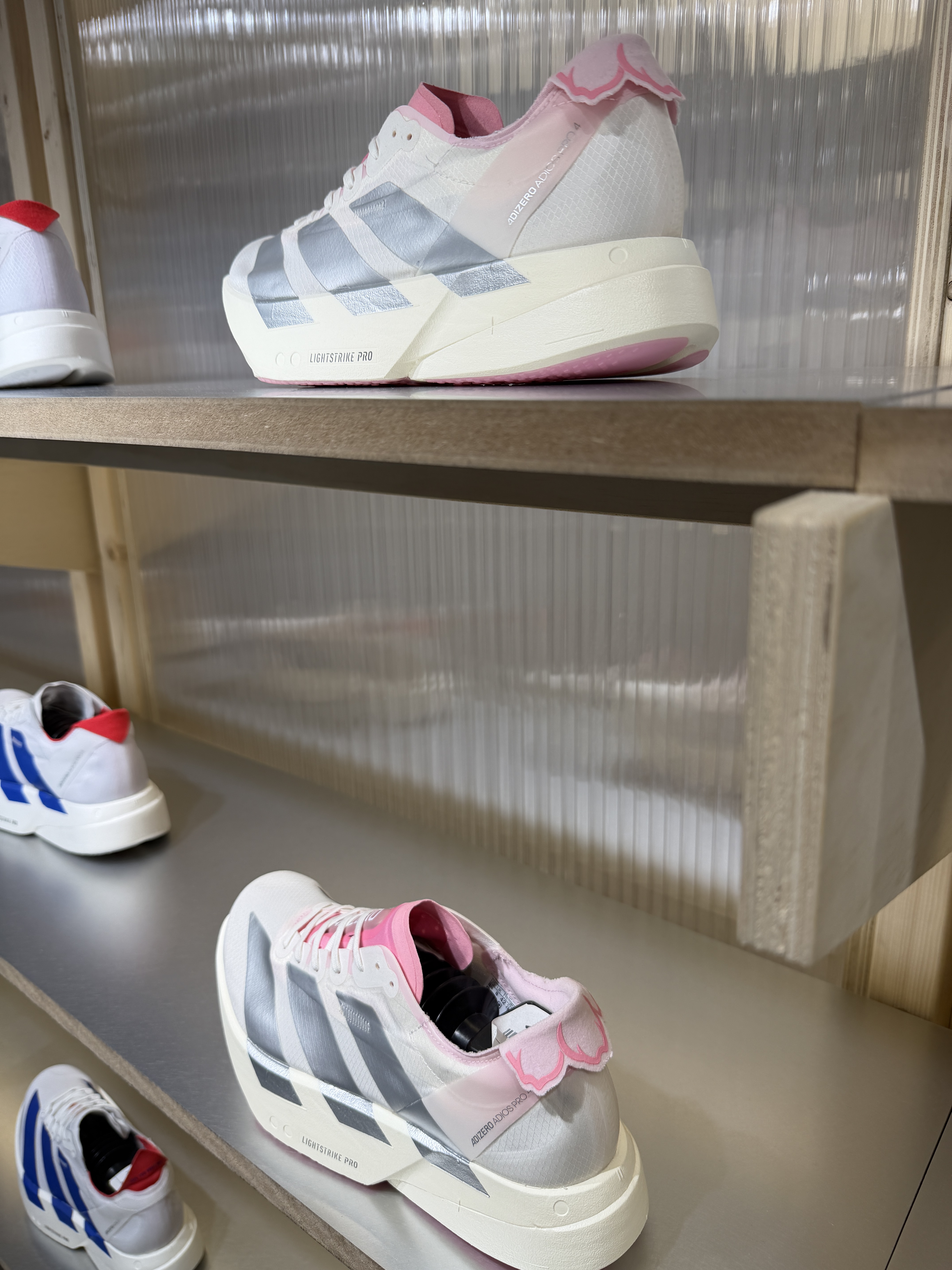 Adidas Adizero Adios Pro 4 Core White Silver Metallic 착용 스타일 - 1