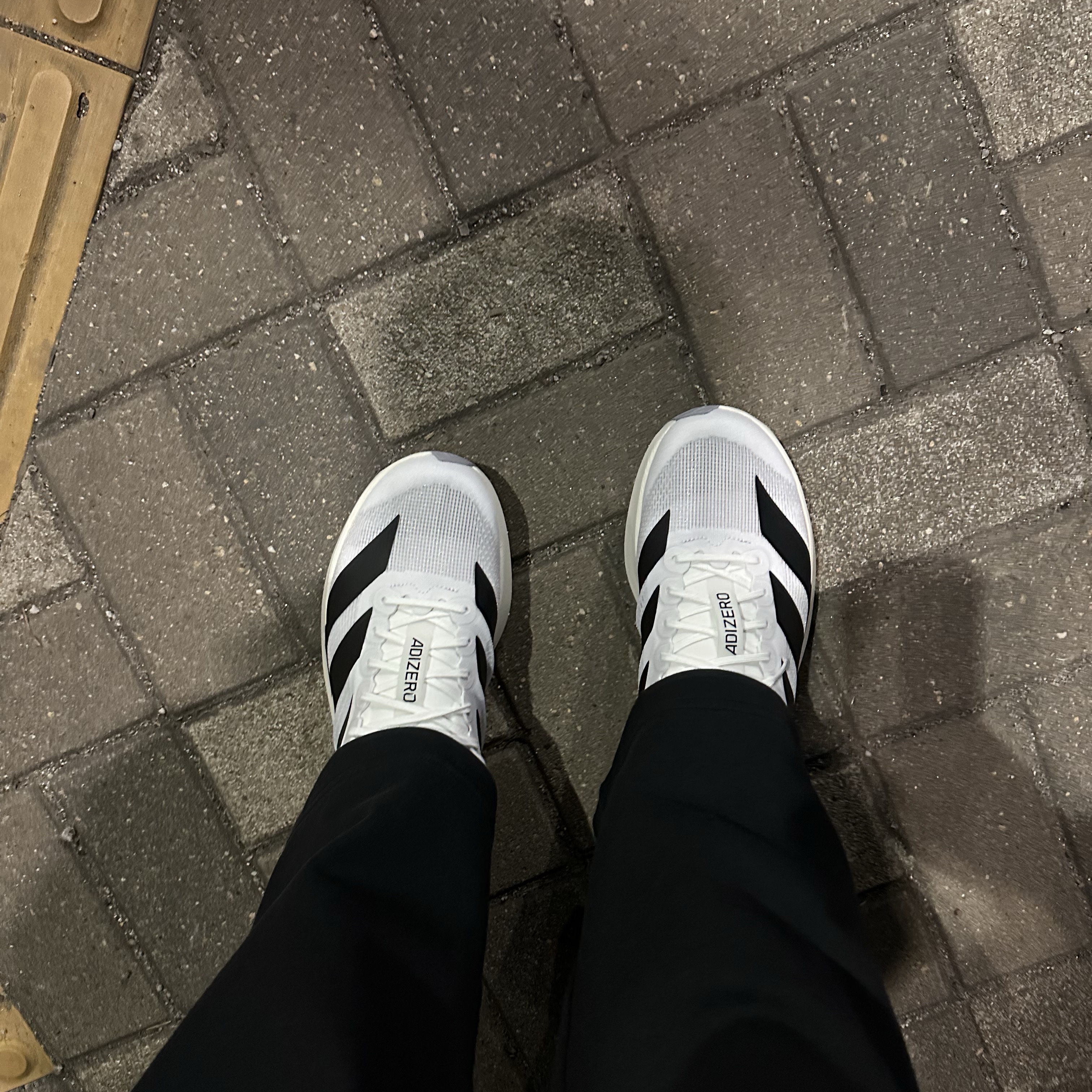 Adidas Adizero EVO SL Cloud White Core Black 착용 스타일