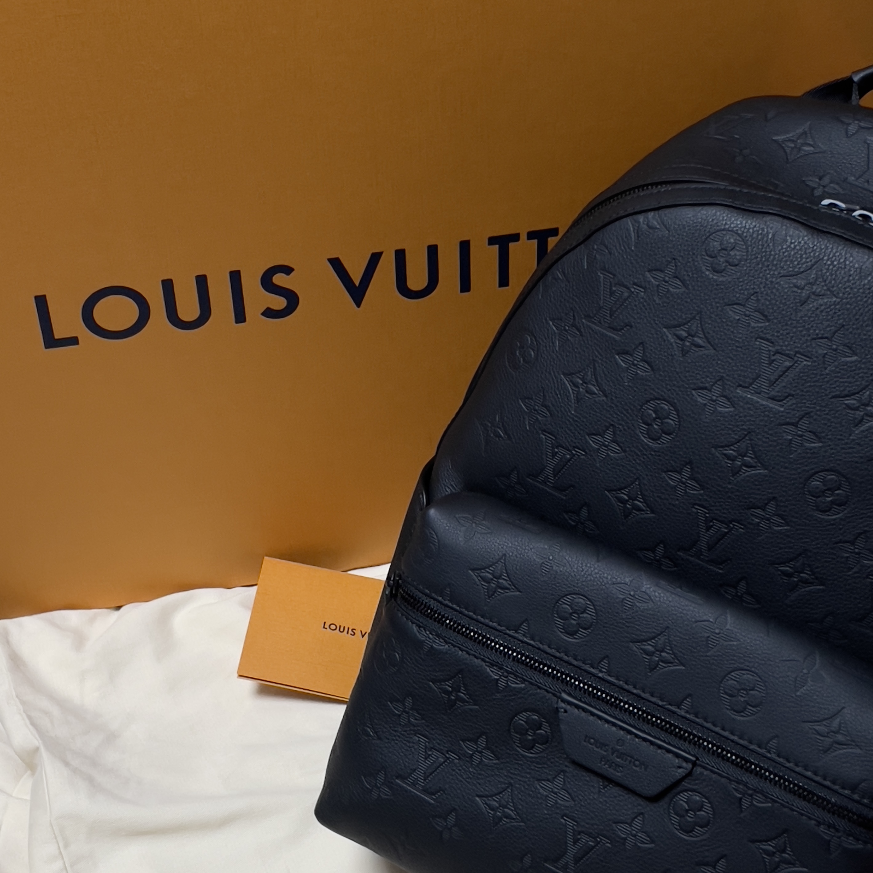 Louis Vuitton Discovery Backpack PM Monogram Shadow Black, Louis Vuitton Monogram Classic Muffler Black 착용 스타일 - 1