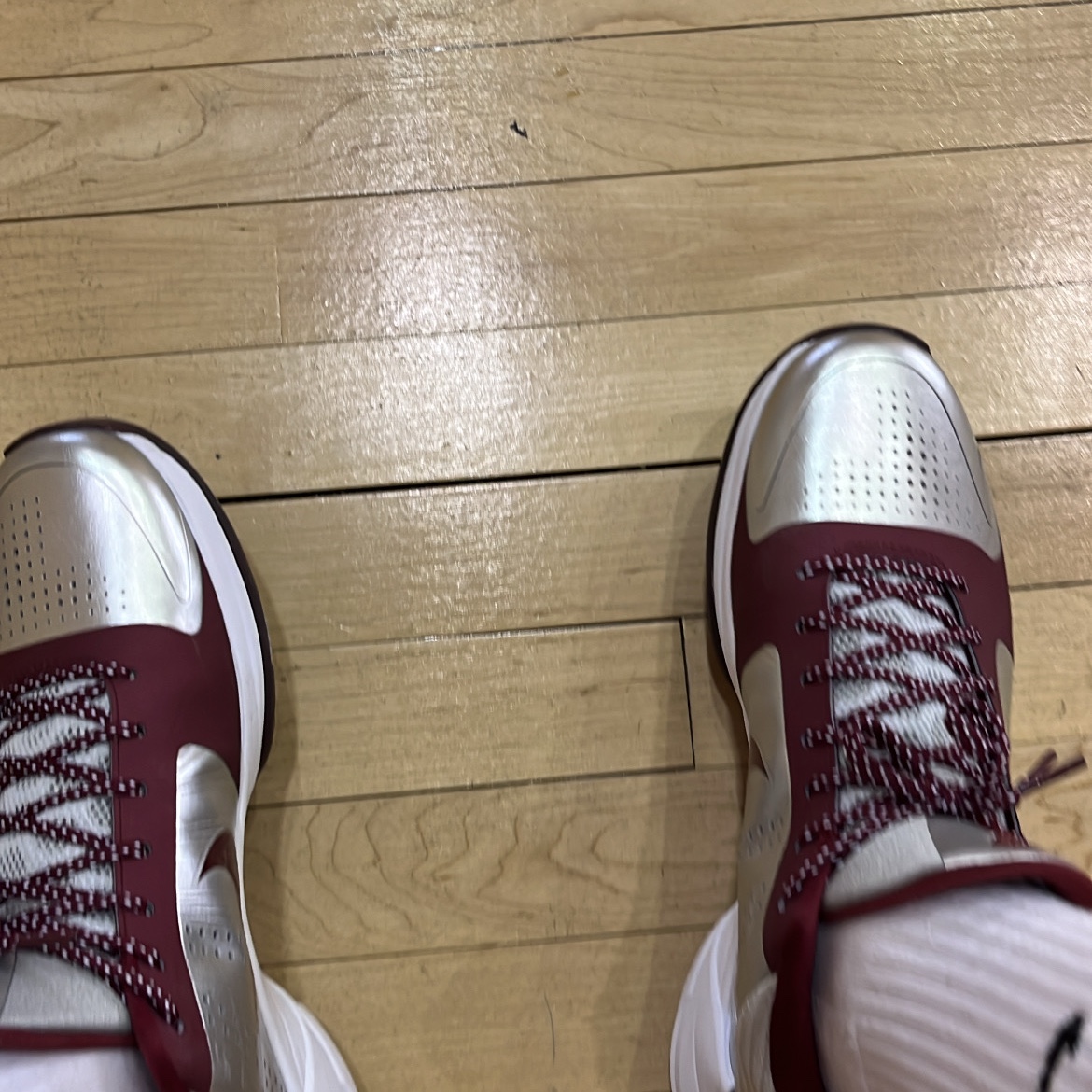 Nike Kobe 5 Protro Lower Merion Aces Away Metallic Silver Team Red 착용 스타일 - 2
