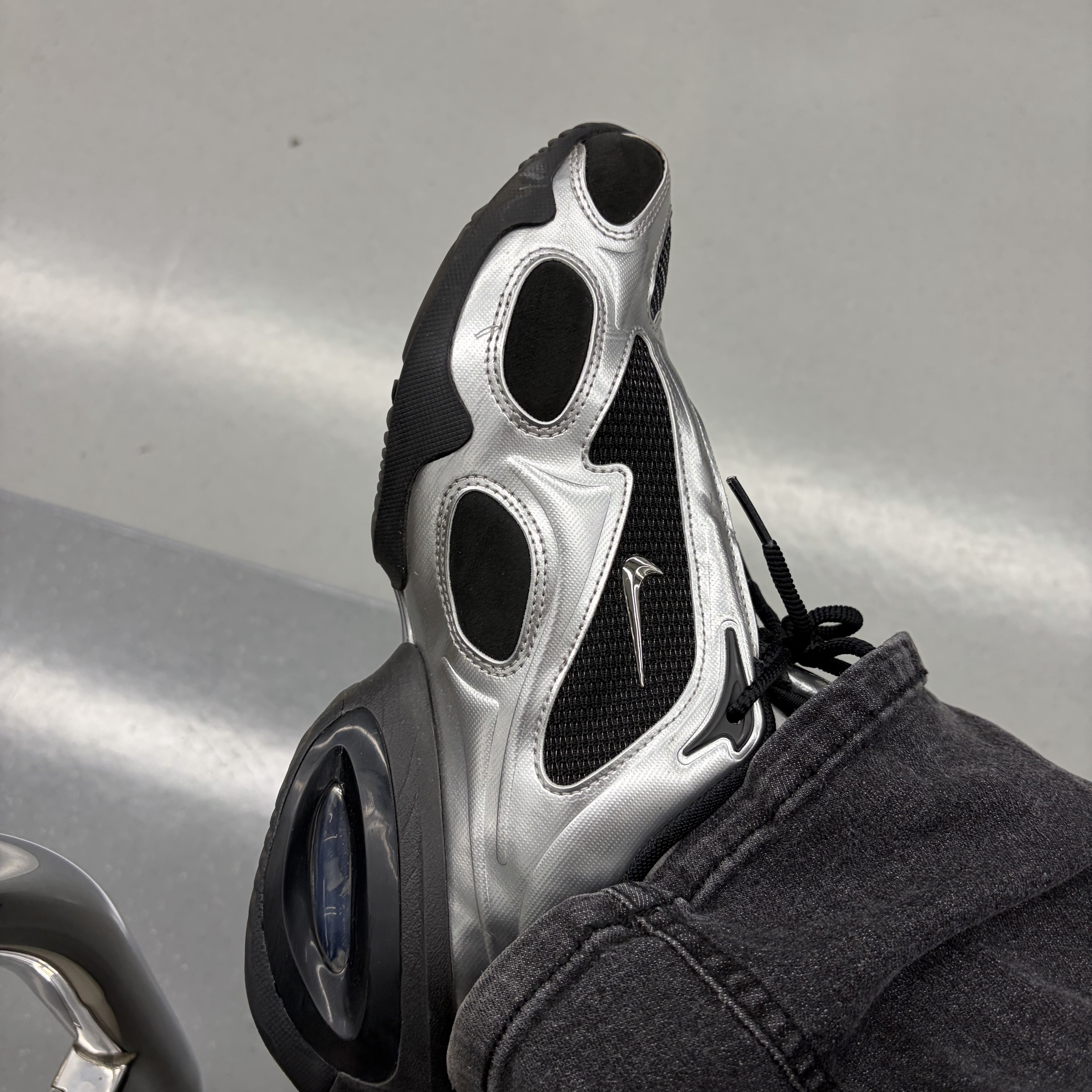 (W) Nike Air Max Muse Black and Metallic Silver 착용 스타일