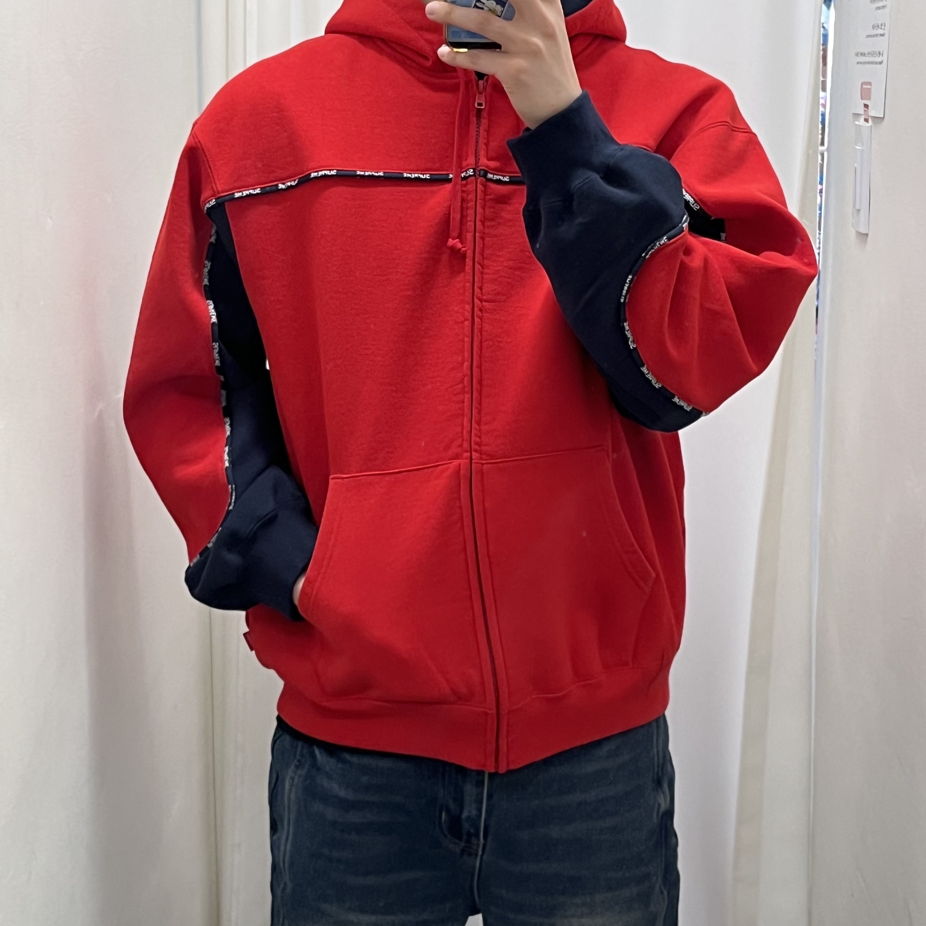 Supreme x Vanson Leathers Cordura Jacket Black - 26SS, Supreme Piping Zip Up Hooded Sweatshirt Red - 25FW 착용 스타일 - 4