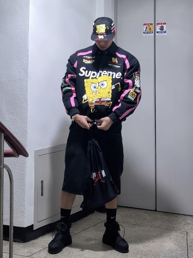 Supreme x SpongeBob Jeff Hamilton Mesh Back 6-Panel Black - 25SS, Supreme x SpongeBob SquarePants Jeff Hamilton Racing Jacket Black - 25SS 착용 스타일
