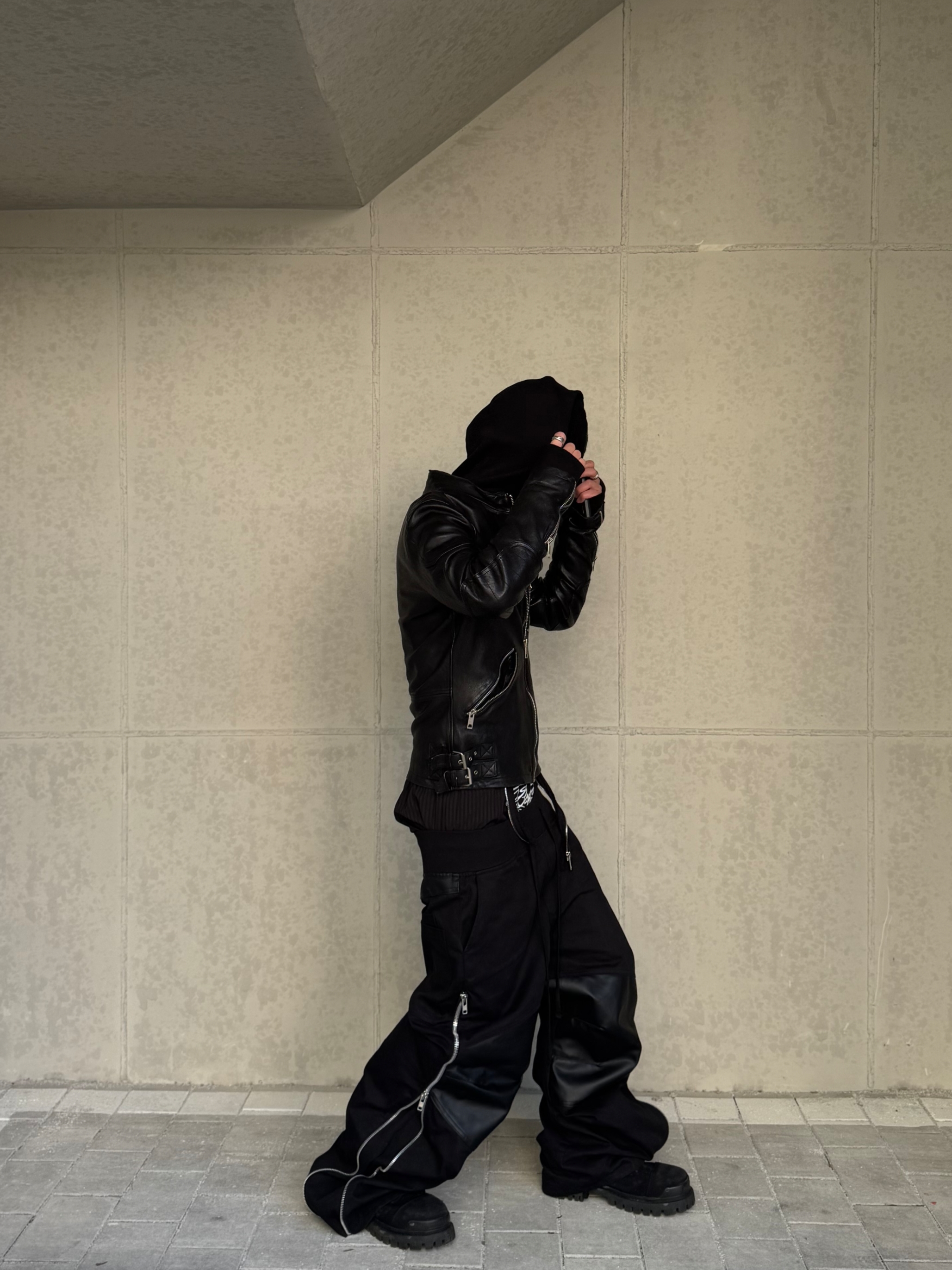 ROARINGRAD Carbon-Coated Side-Zip Pants Black 착용 스타일