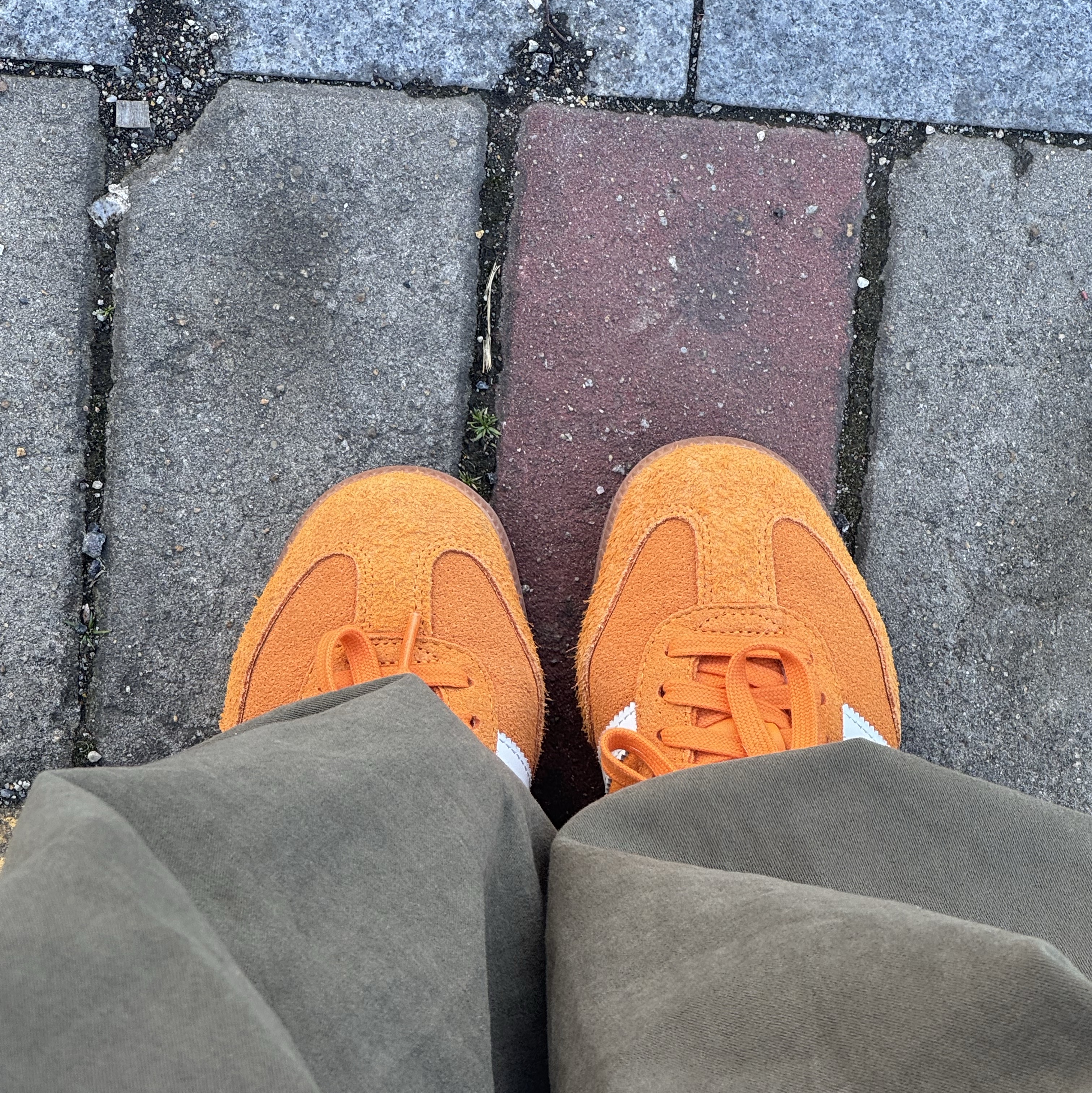 Adidas Samba OG Orange Rush 착용 스타일