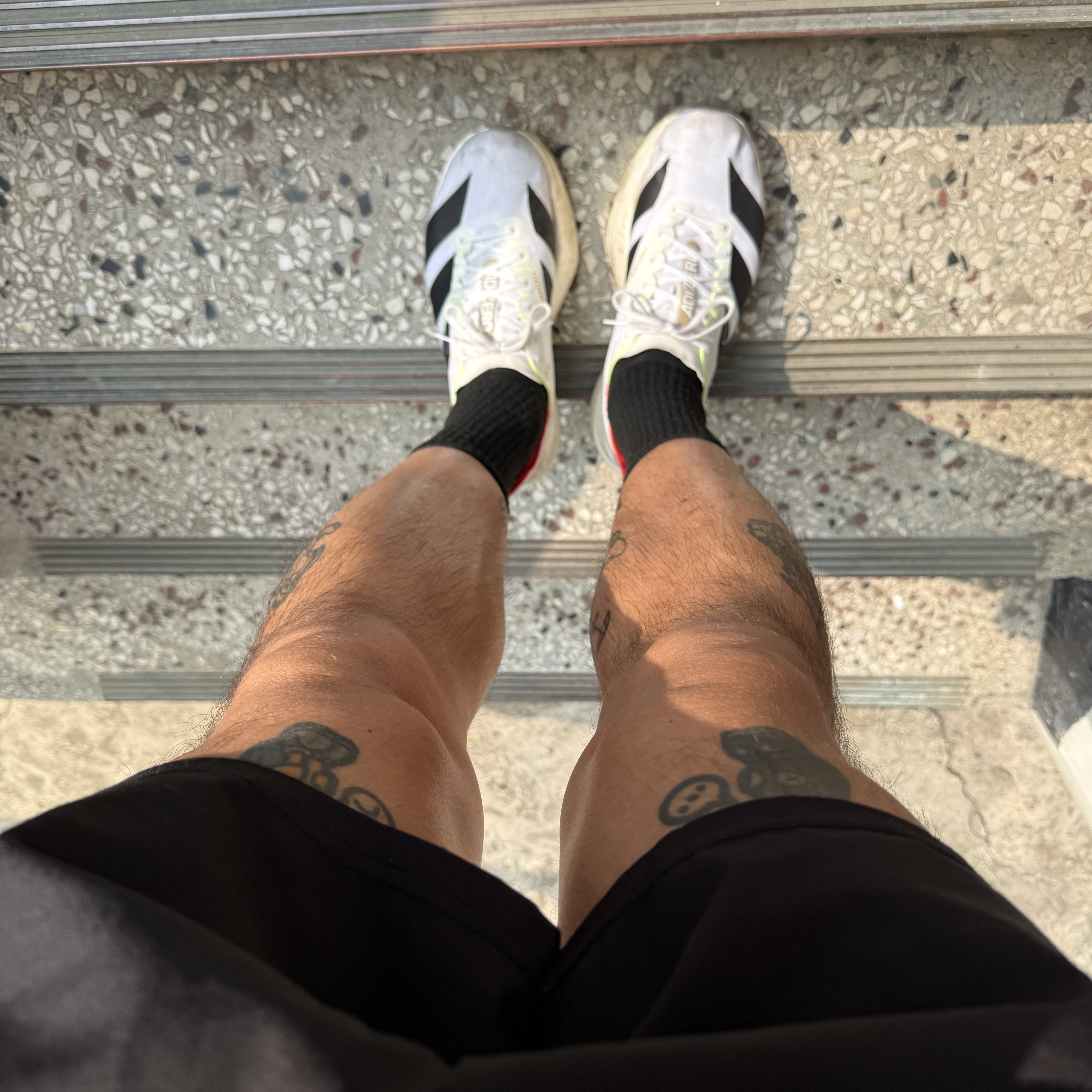 Adidas Adizero Adios Pro 4 Cloud White Core Black, Asics Novablast 5 Lite Show Huddle Yellow 착용 스타일 - 3