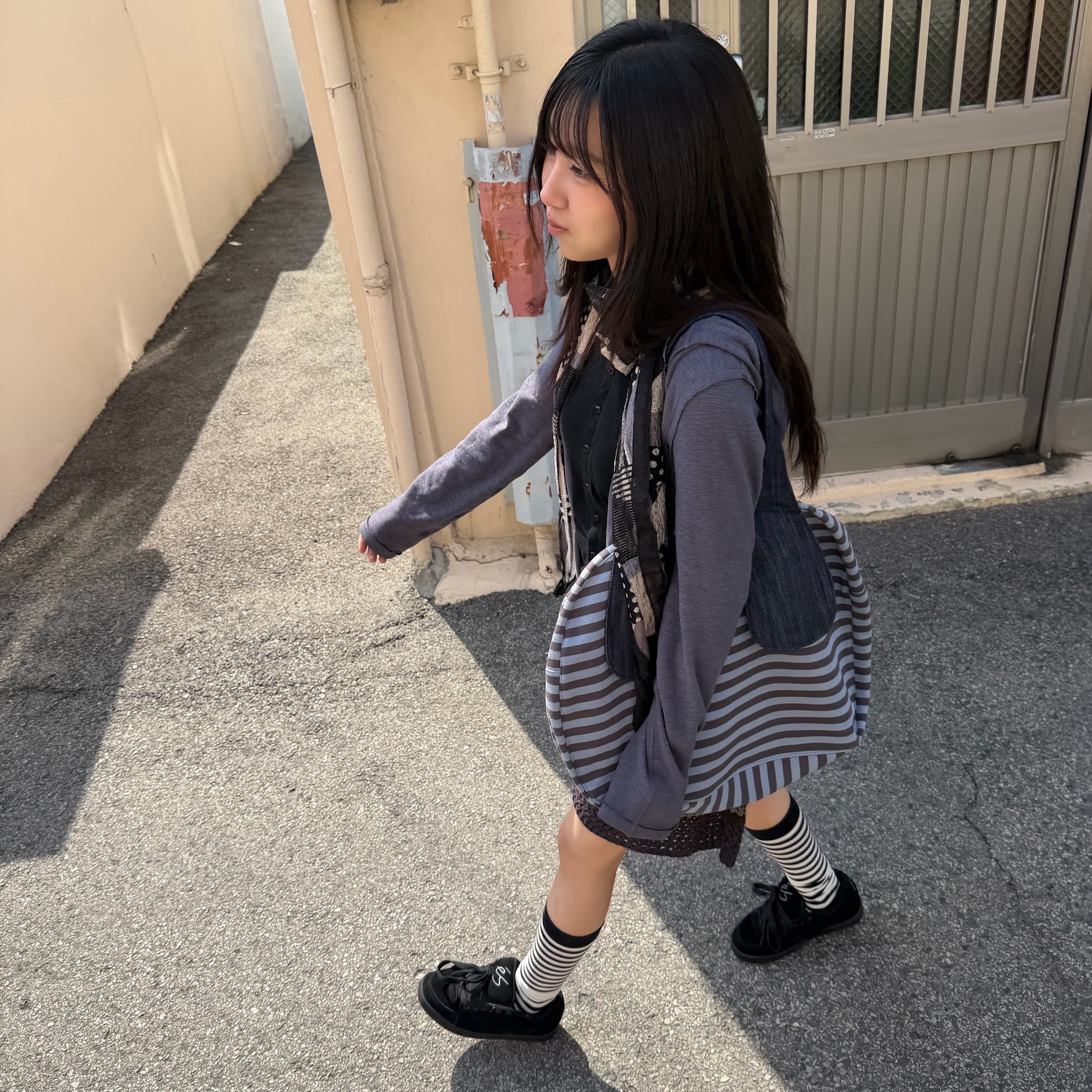 COYSEIO EMA Tiny Friends Stripe Bag Blue Charcoal, COYSEIO Stripe Layered Knit Skirt Brown 착용 스타일 - 1