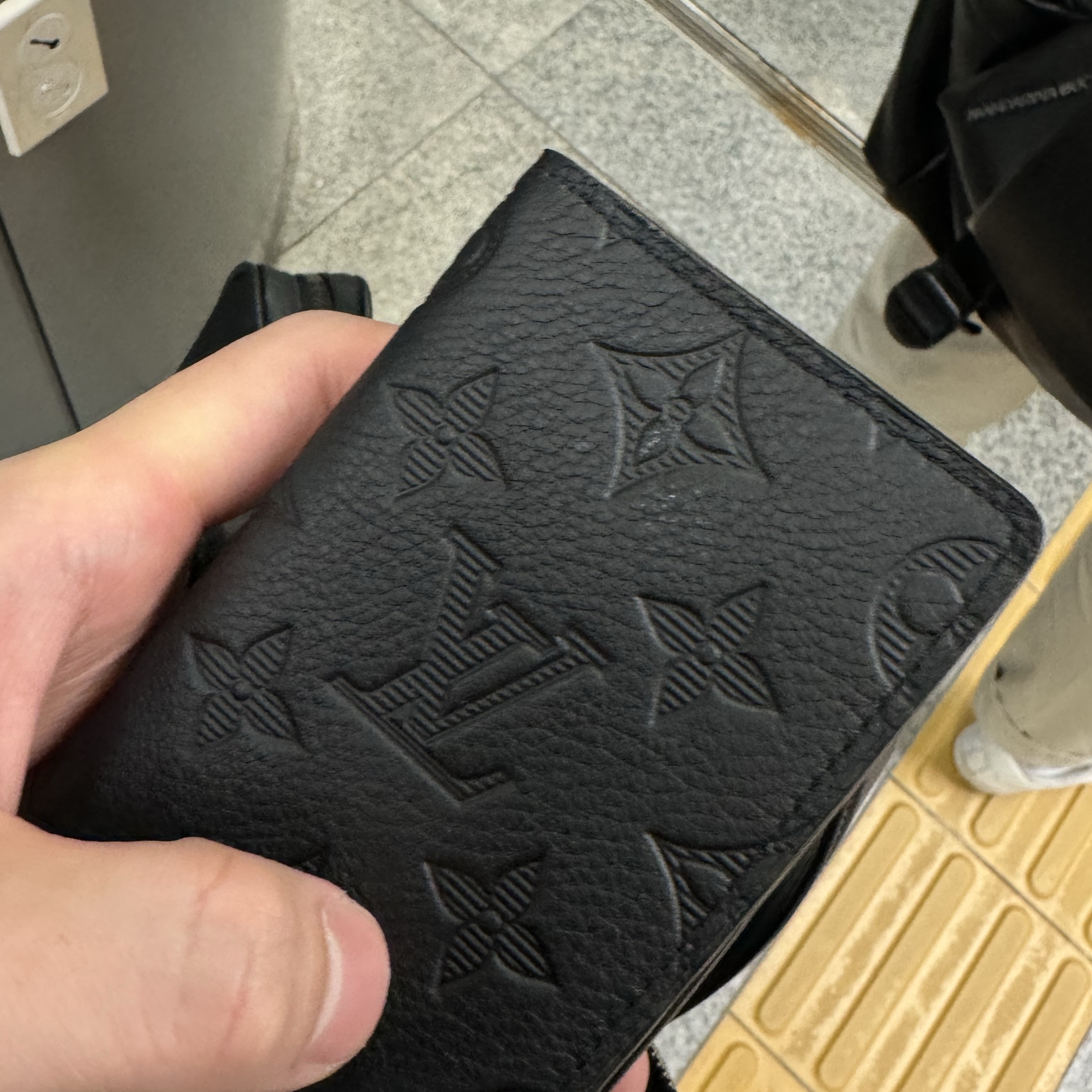 Louis Vuitton Discovery Backpack PM Monogram Shadow Black, Louis Vuitton Monogram Classic Muffler Black 착용 스타일 - 3