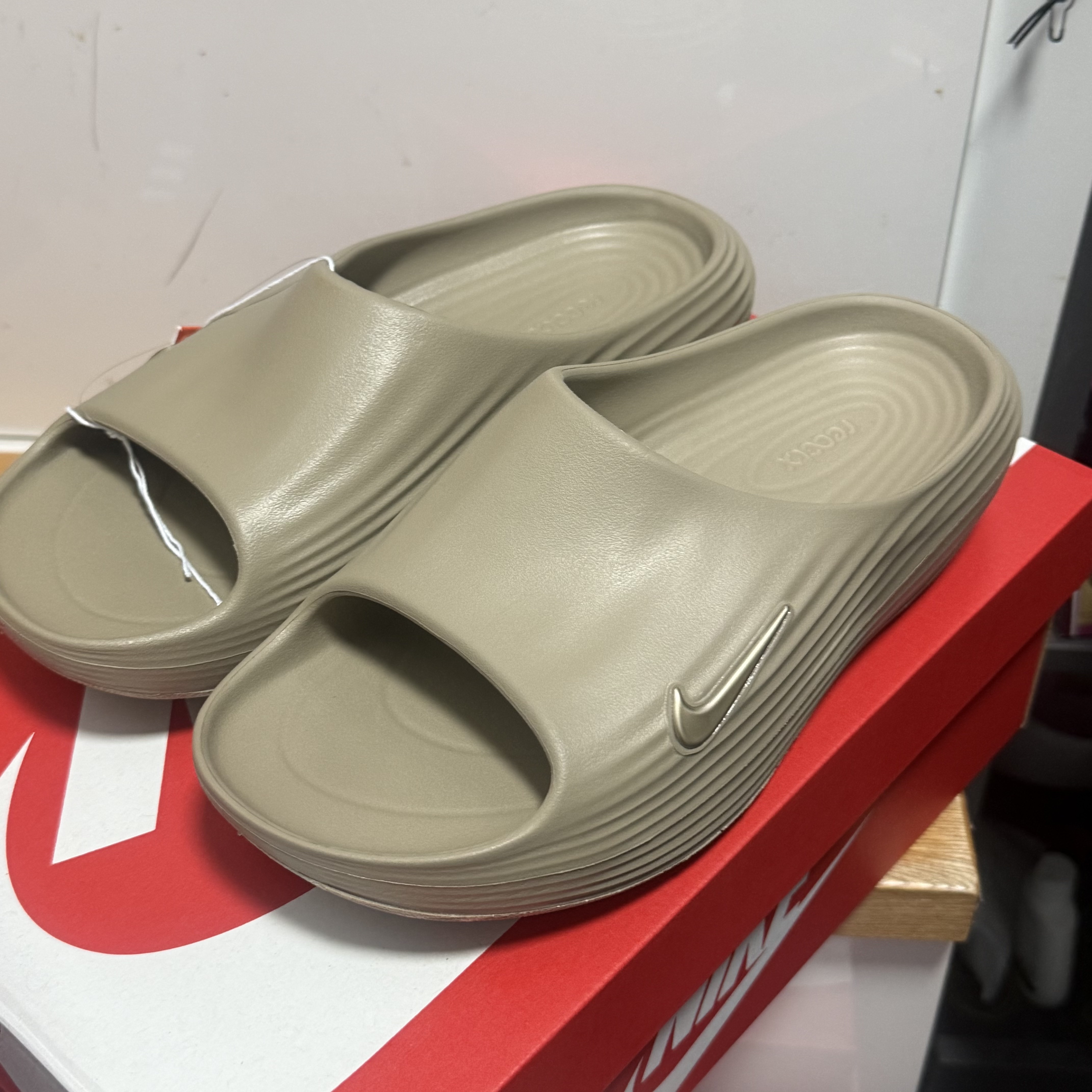 Nike ReactX Rejuven8 Slide Khaki 착용 스타일