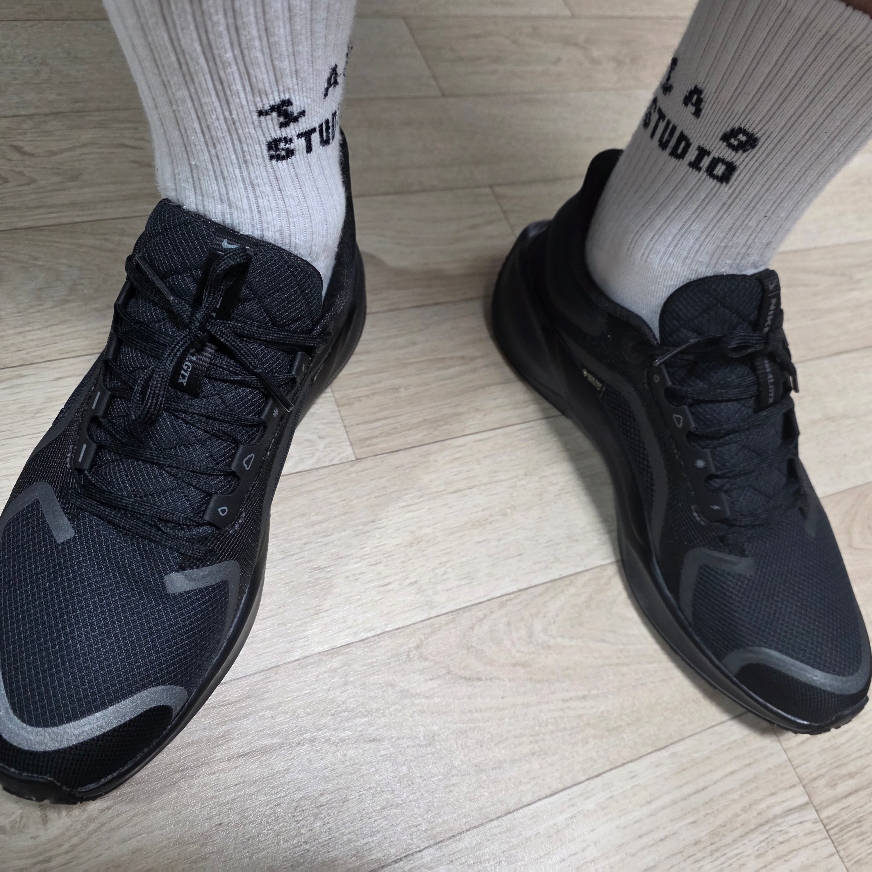 Nike Air Zoom Pegasus 41 Gore-Tex Black Anthracite 착용 스타일 - 2