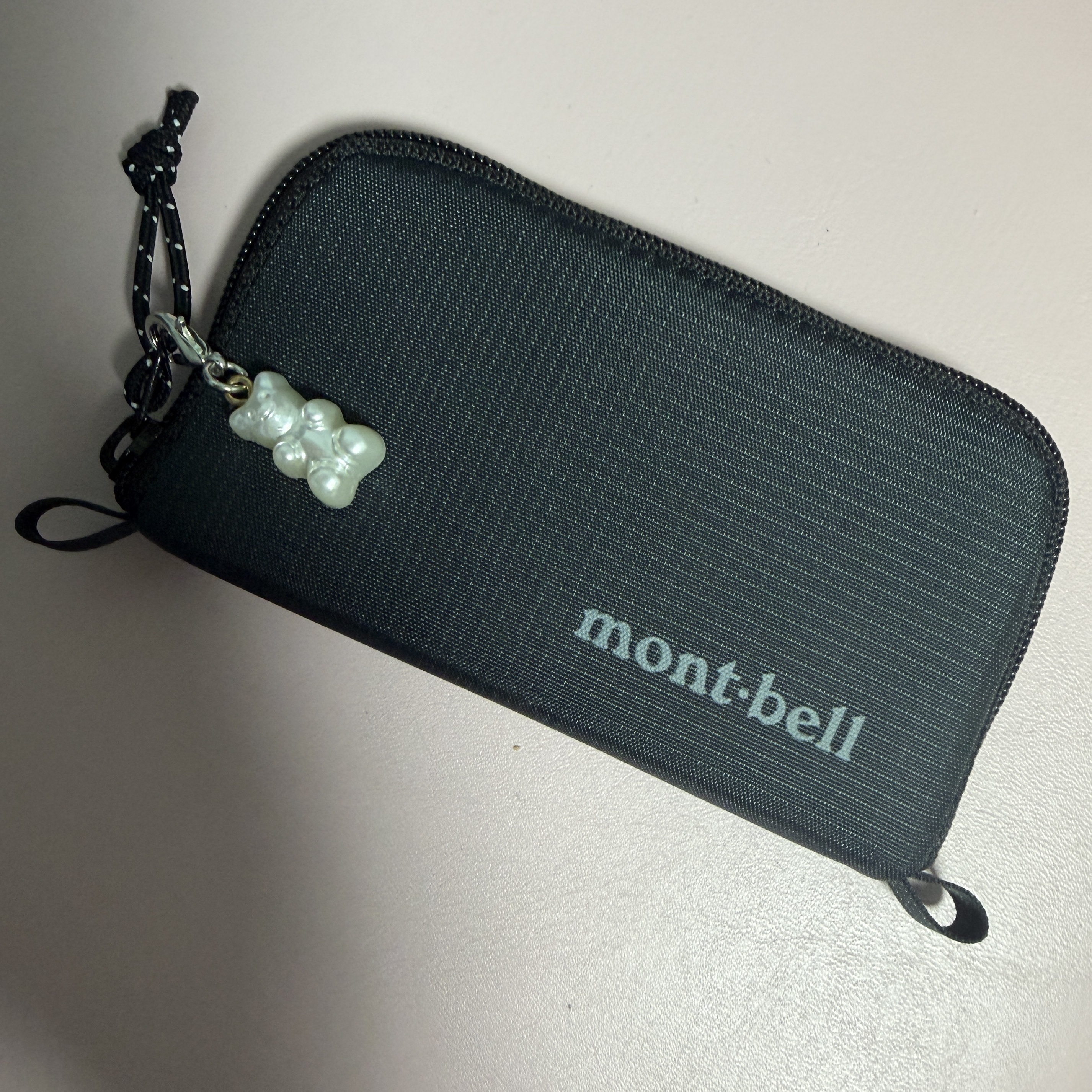 Montbell Mini Zip Wallet Black 착용 스타일