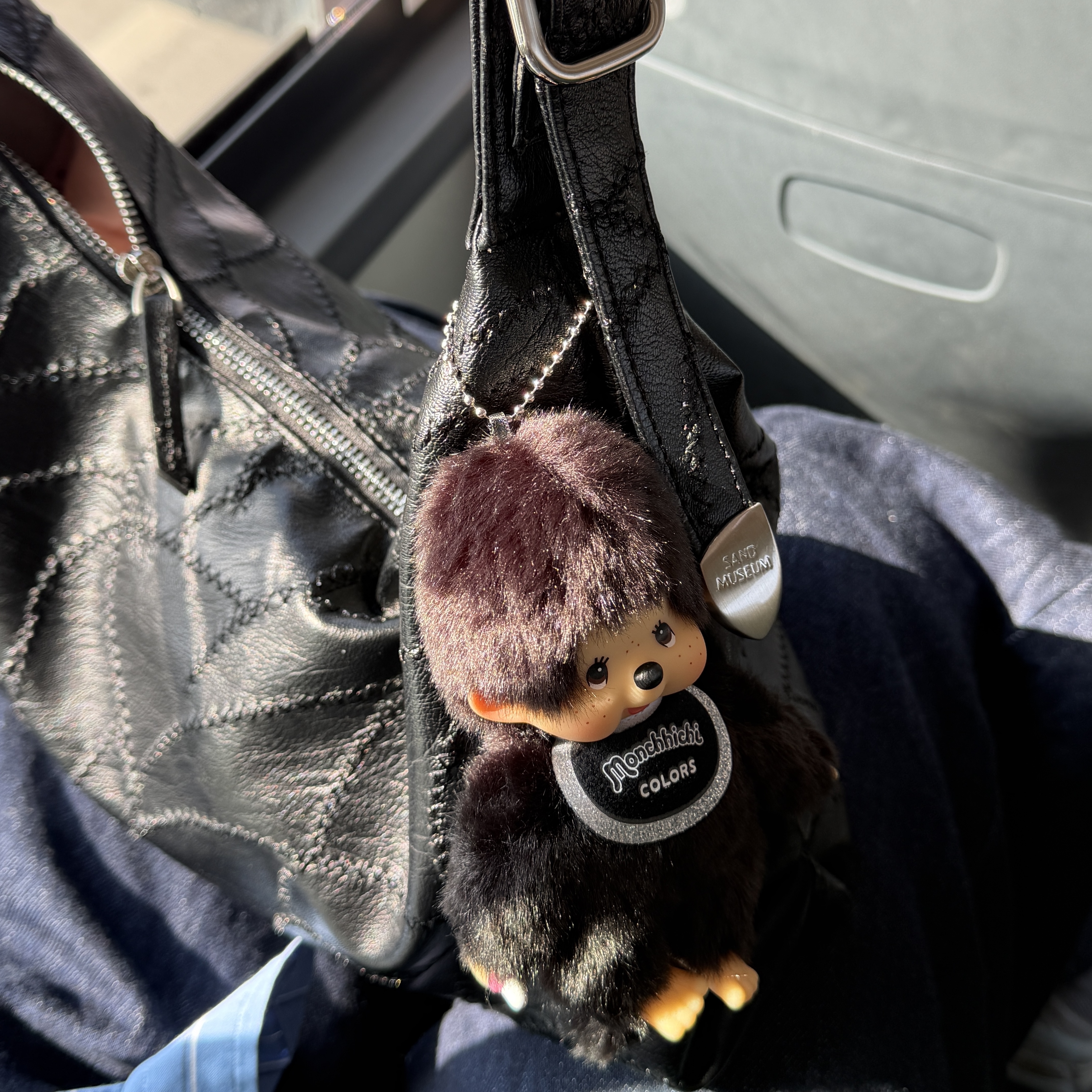 Monchhichi Colors Key Chain Black 착용 스타일 - 3
