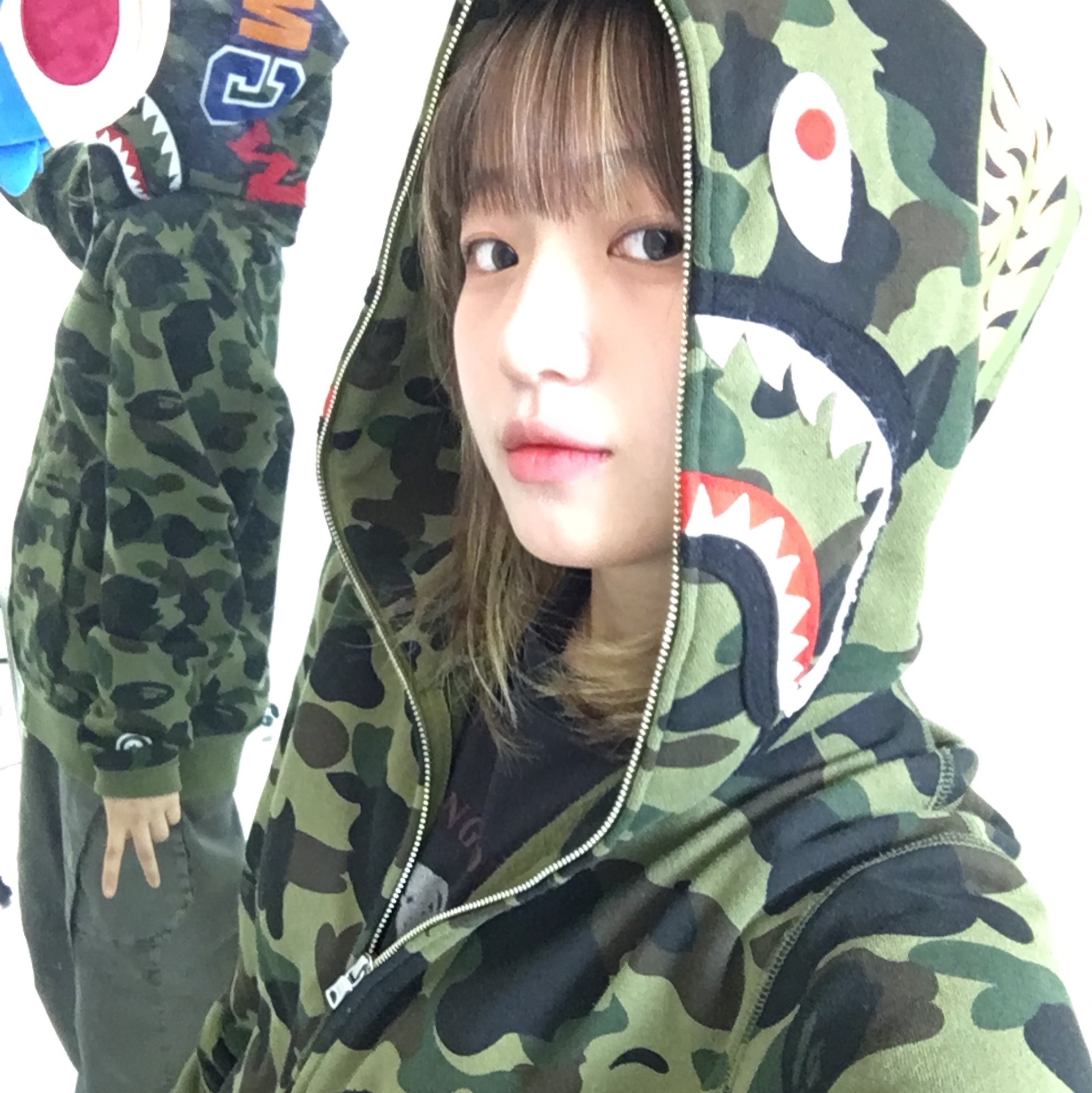 BAPE 1st Camo Shark Full Zip Hoodie Army Green, Polyteru Boarder Pants Beige 착용 스타일 - 1