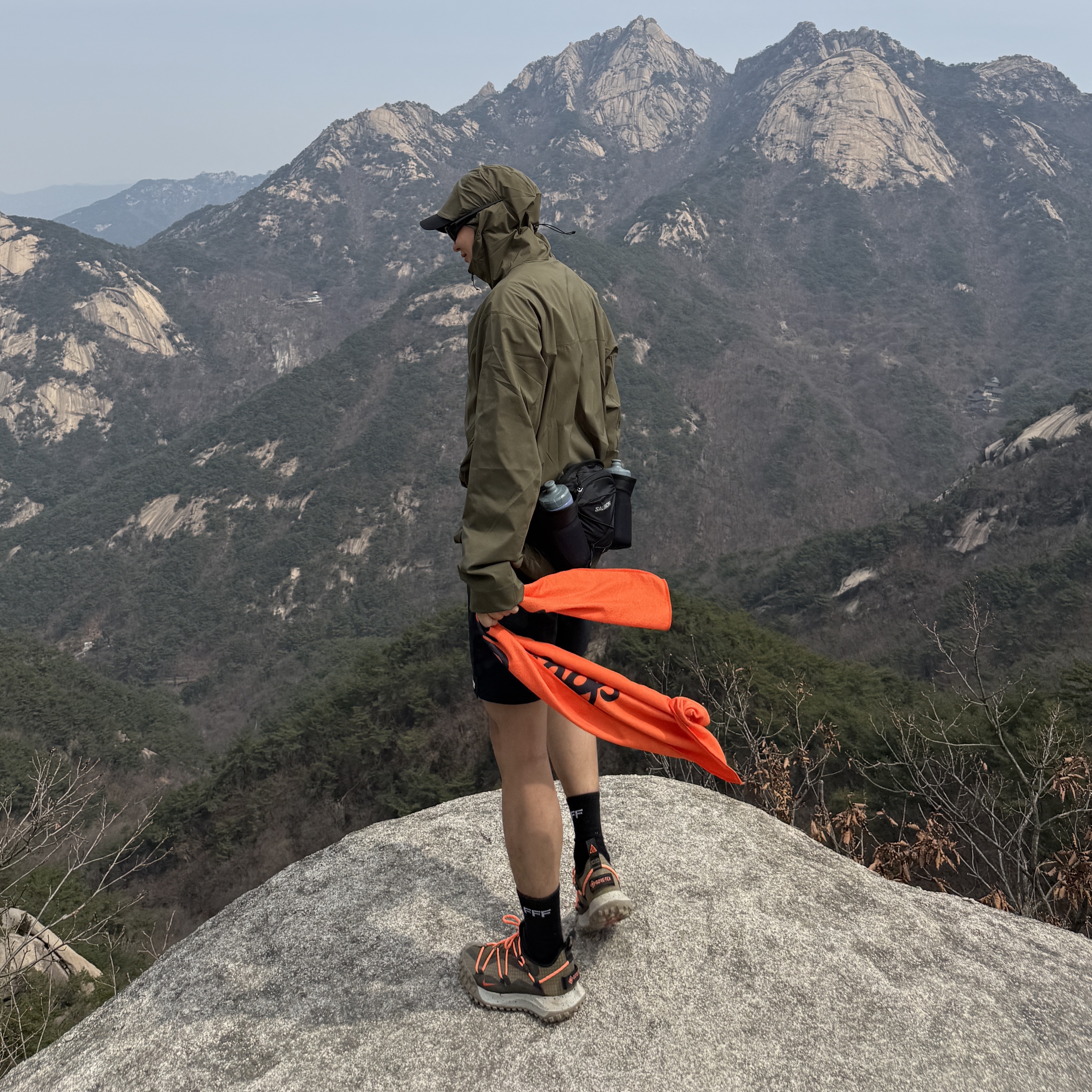 Arc'teryx Squamish Hoody Tatsu, Nike ACG Mountain Fly Low Gore-Tex SE Hazel Rush 착용 스타일 - 2