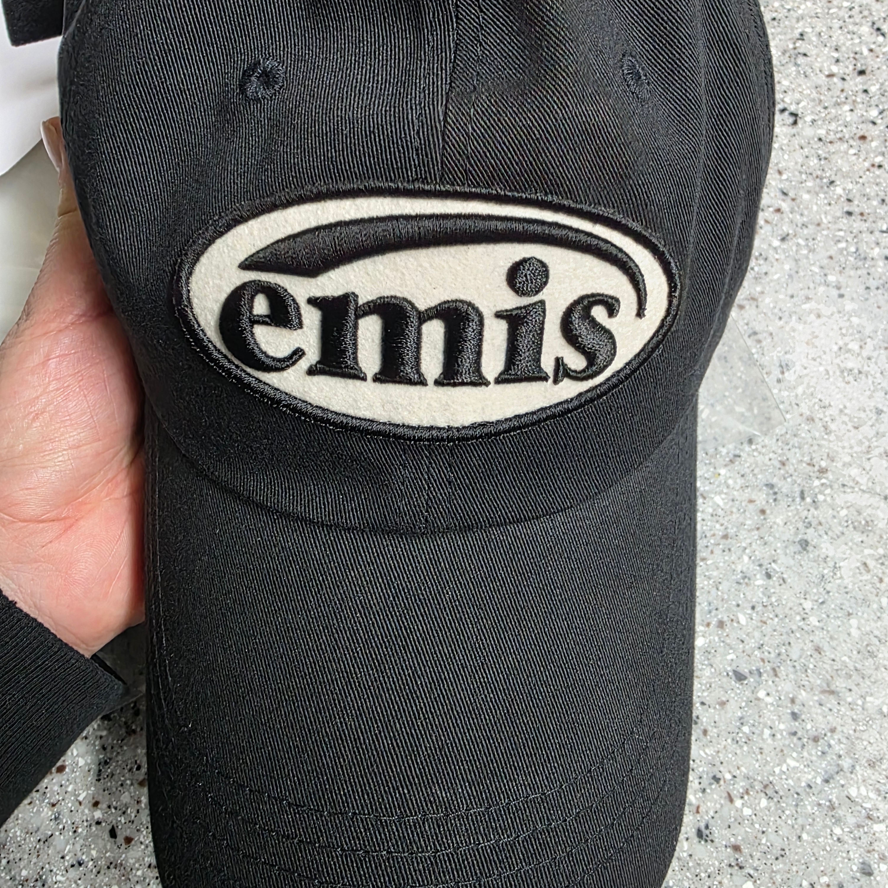 Emis Tone On Tone Wappen Ball Cap Black 착용 스타일