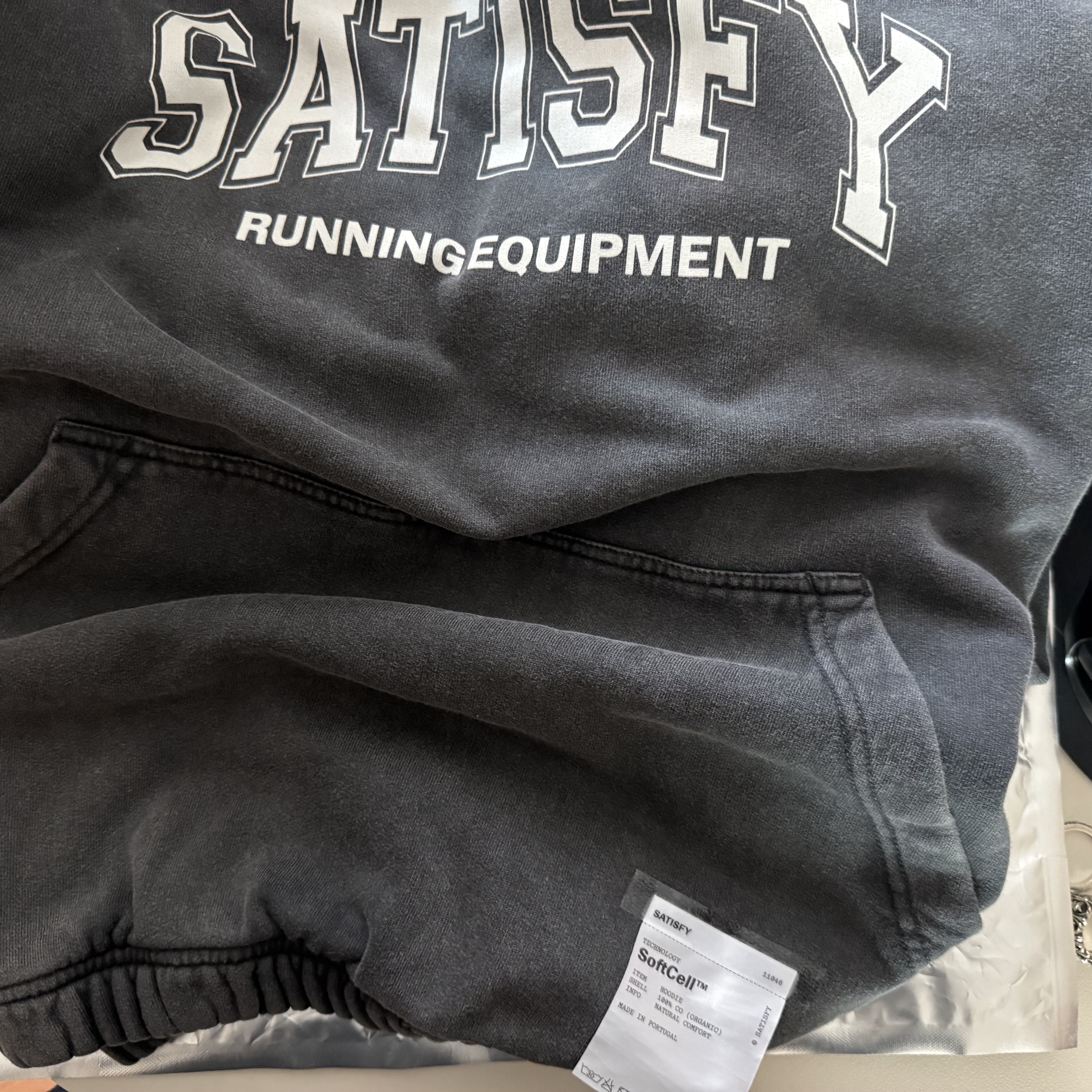 Satisfy Softcell Hoodie Aged Black 착용 스타일 - 3