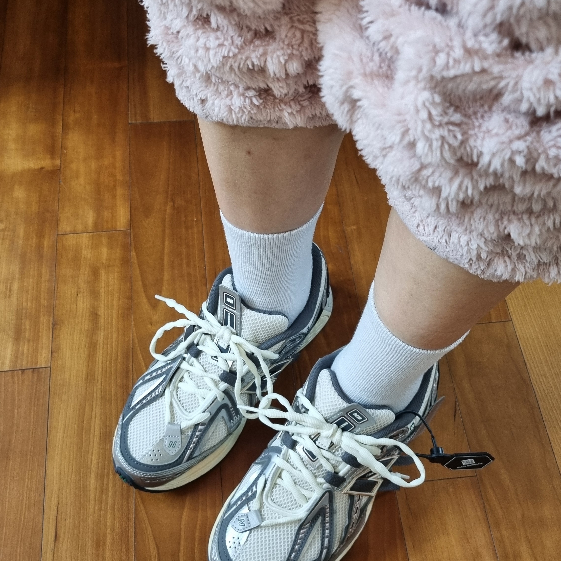 New Balance 1906A Silver Metallic Castlerock 착용 스타일