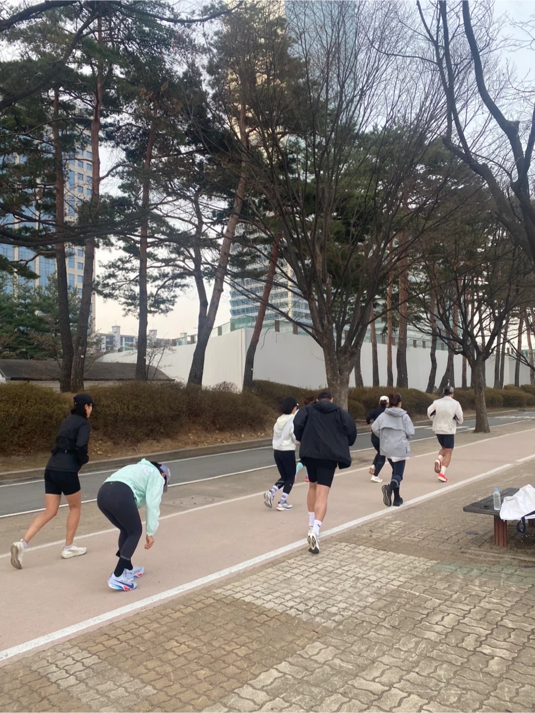 On Running Zero Jacket Glacier 착용 스타일 - 2