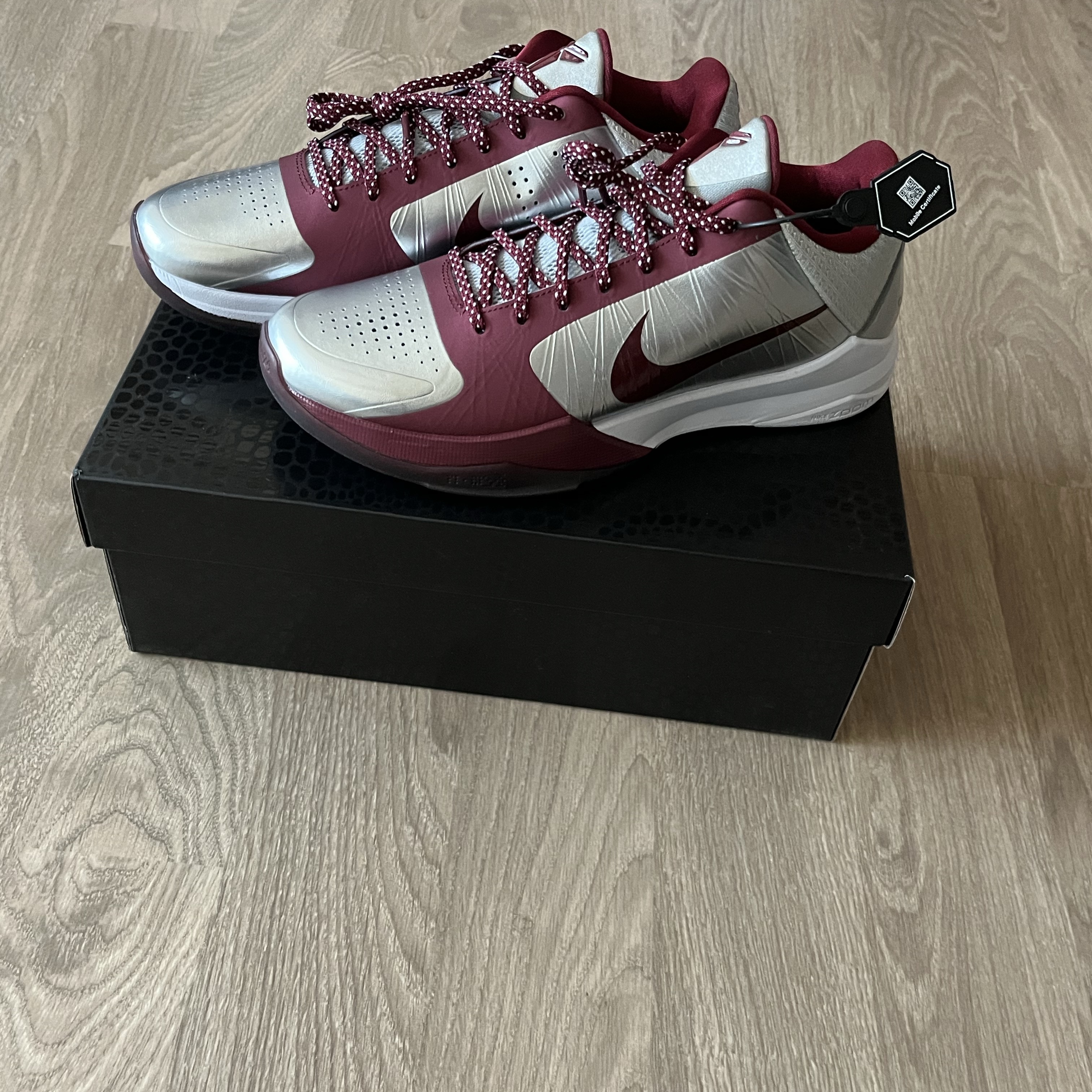 Nike Kobe 5 Protro Lower Merion Aces Away Metallic Silver Team Red 착용 스타일 - 1