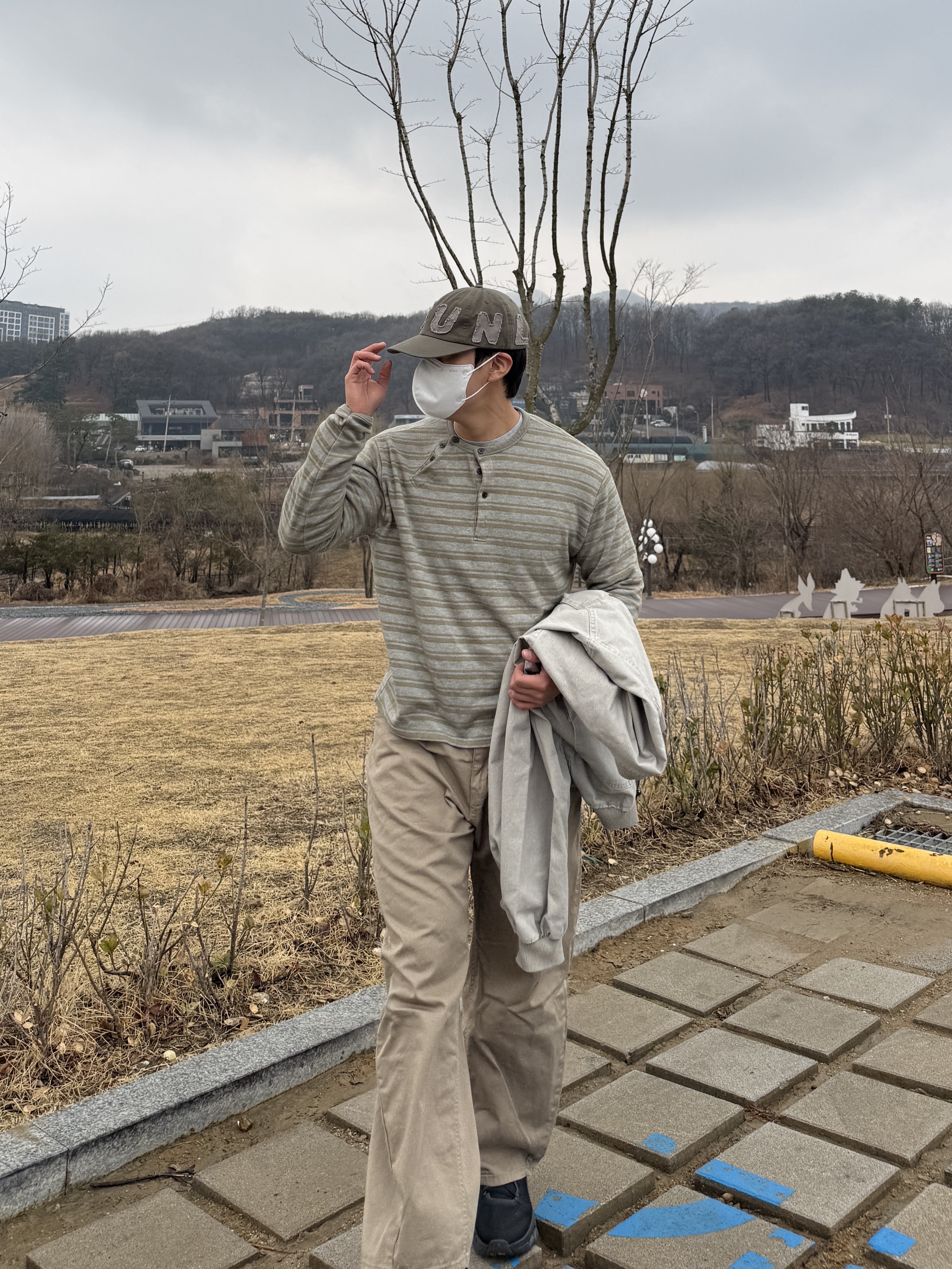 Sunlove Capital Cap Stone, On Running Cloudmonster All Black 착용 스타일 - 3