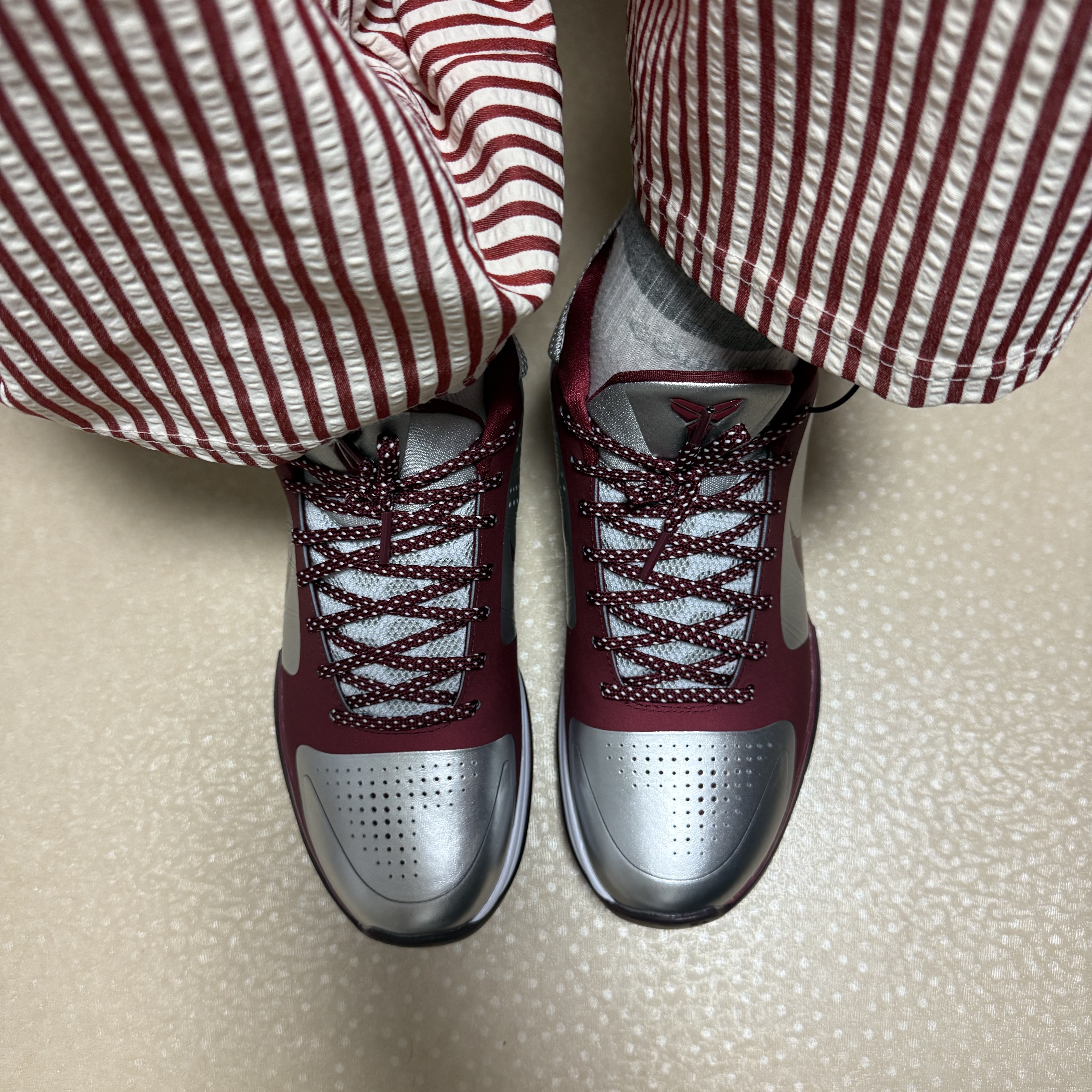 Nike Kobe 5 Protro Lower Merion Aces Away Metallic Silver Team Red 착용 스타일 - 2