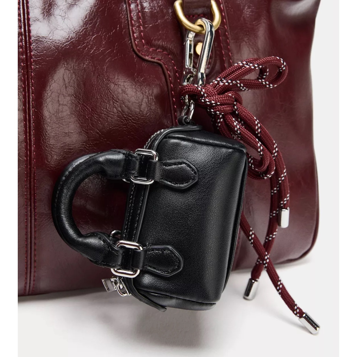 Zara Mini City Bag Charm Black 착용 스타일 - 1