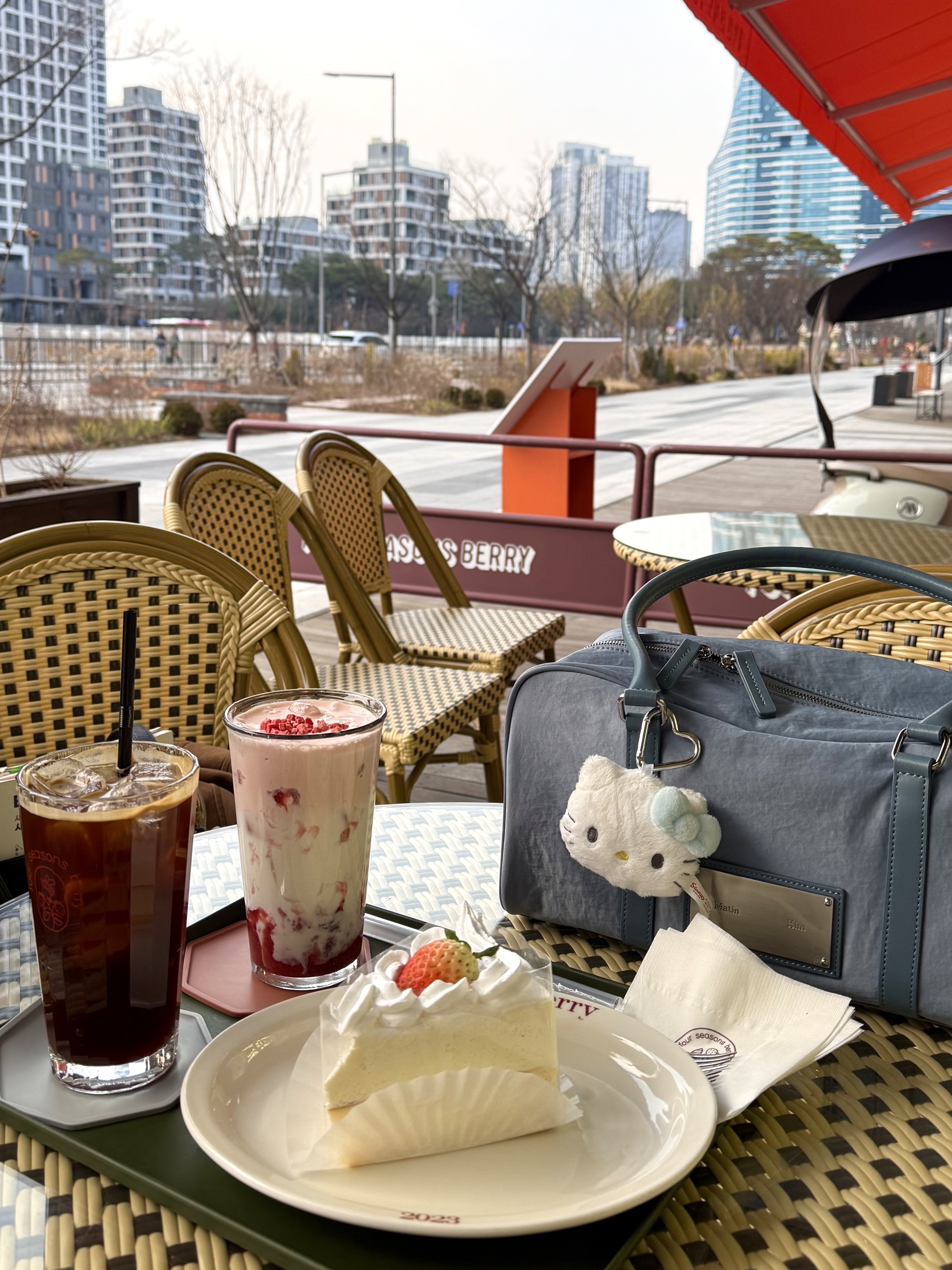 Matin Kim Sporty Tote Bag in Smoke Blue 착용 스타일
