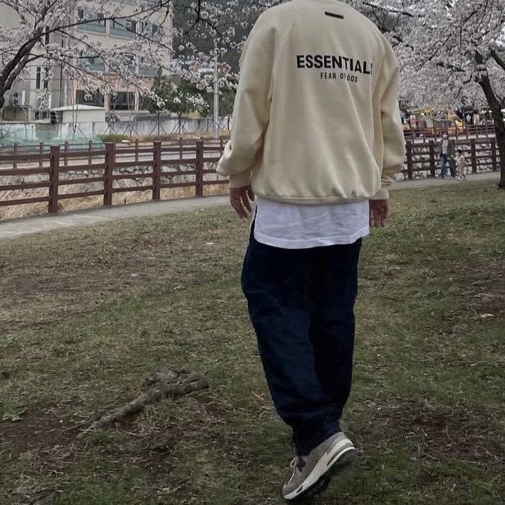 Essentials Pull-Over Crewneck Sweatshirt Cream - 21SS, New Balance x JJJJound 991 Made in UK Grey 착용 스타일