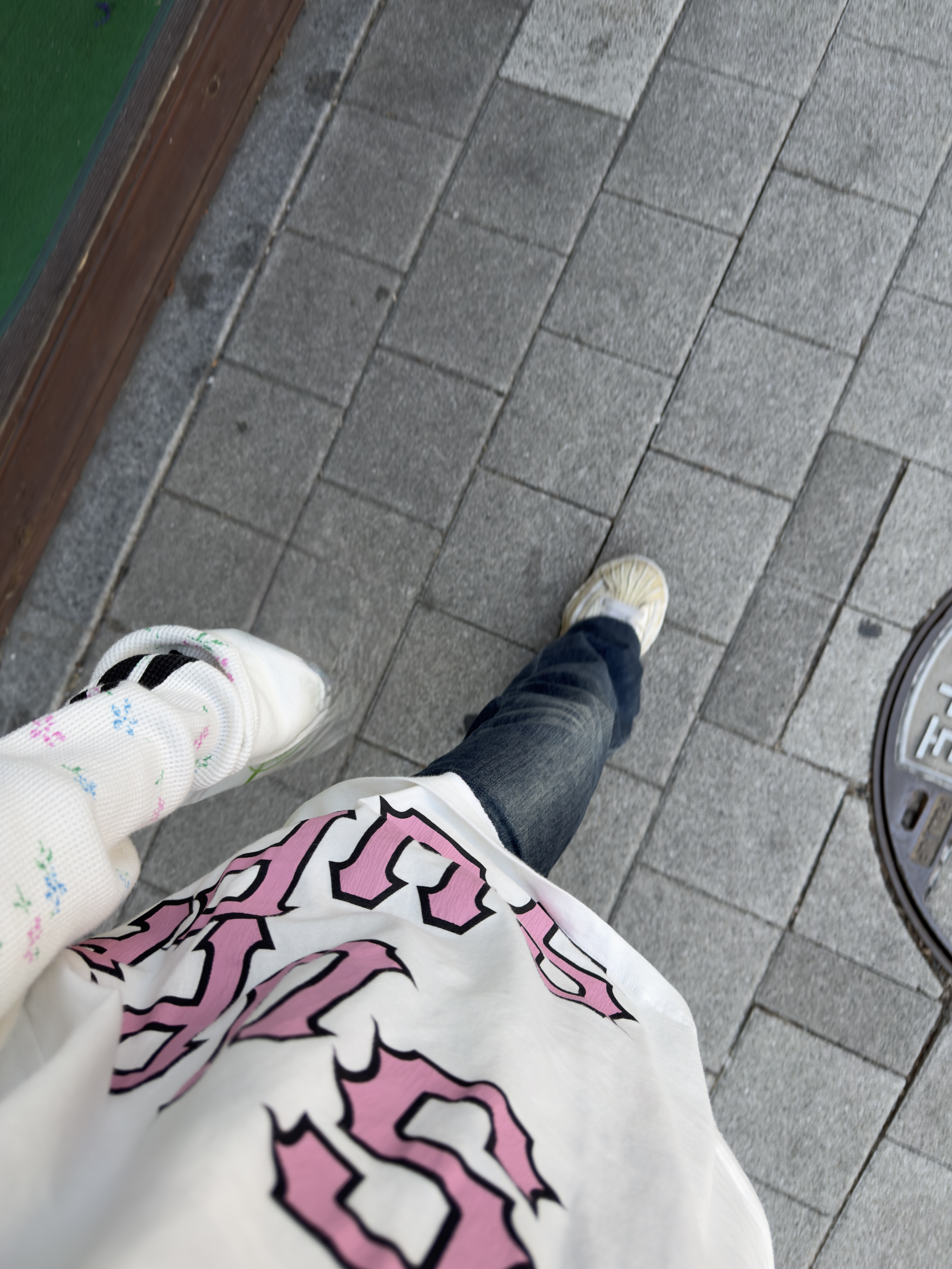 Supreme Cracked Spellout S/S Top Washed White - 26SS, Supreme Hanes Bones Thermal Crew Floral (1 Pack) - 25FW 착용 스타일