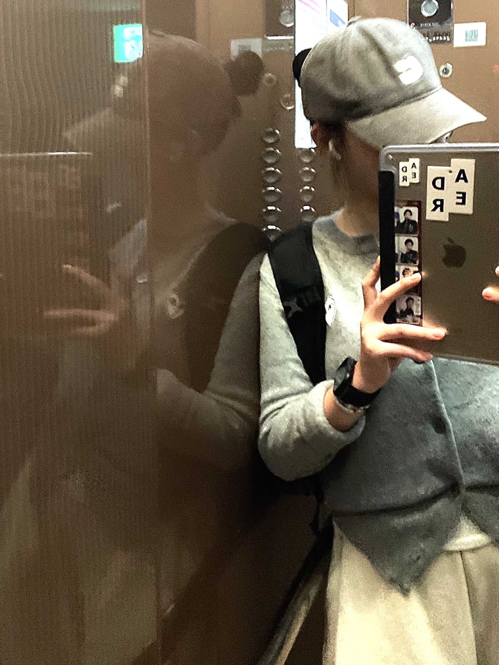Play Comme des Garcons White Heart Knit Cardigan Light Grey 착용 스타일
