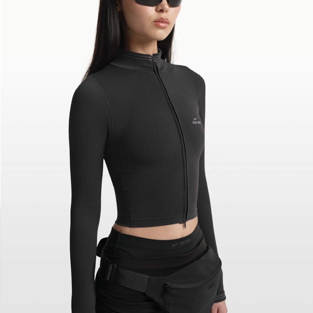 (W) NikeSKIMS Ribbed Seamless Cropped Full-Zip Jacket NSKM Phoenix NSKM Truffle, (W) NikeSKIMS Ribbed Seamless Cropped Full-Zip Jacket NSKM Himalayan NSKM Ecru 착용 스타일 - 3