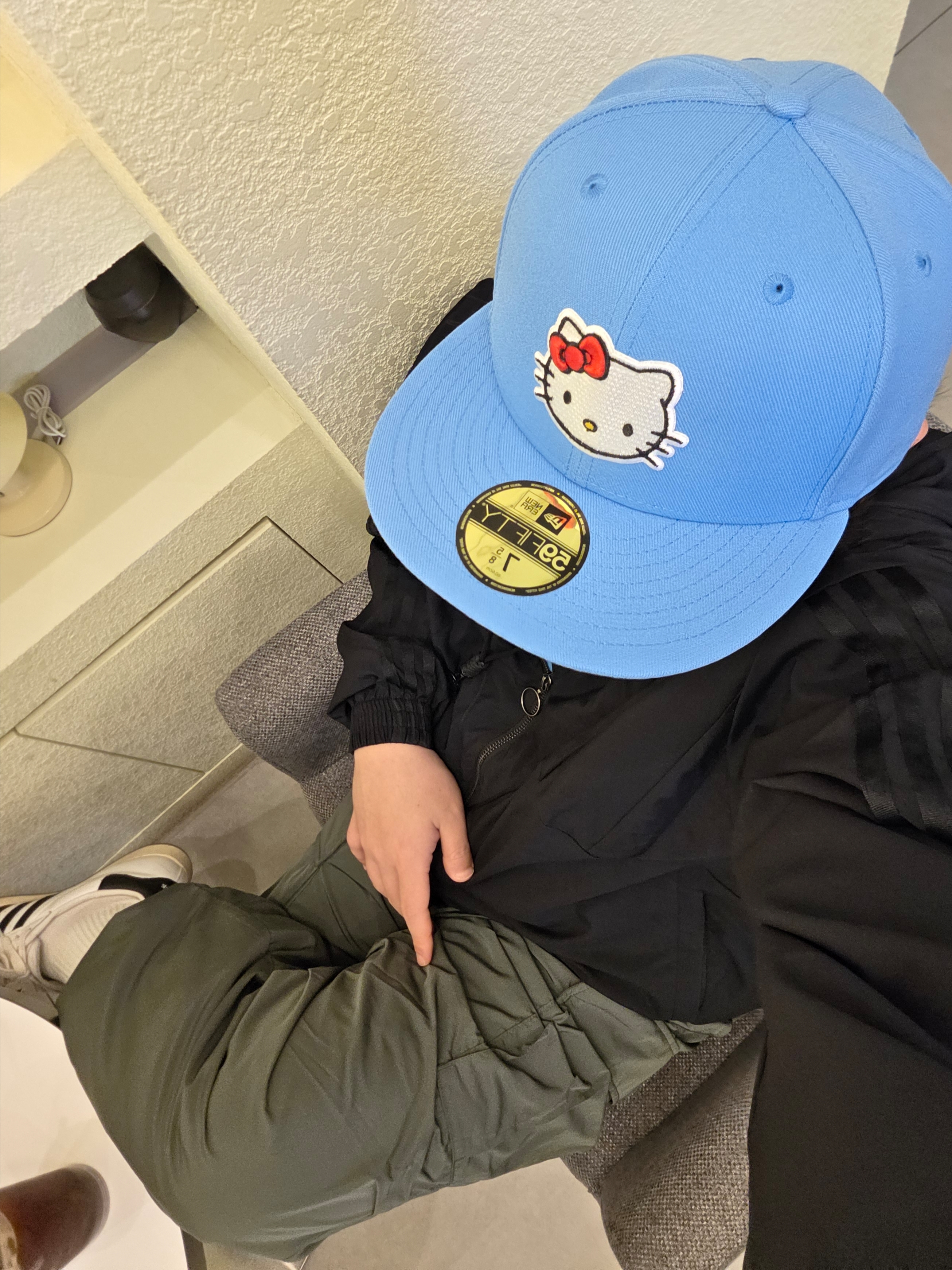 Adidas x Taegeukdang Superstar White Black, New Era x Hello Kitty Size Cap Radiant Blue 착용 스타일 - 2