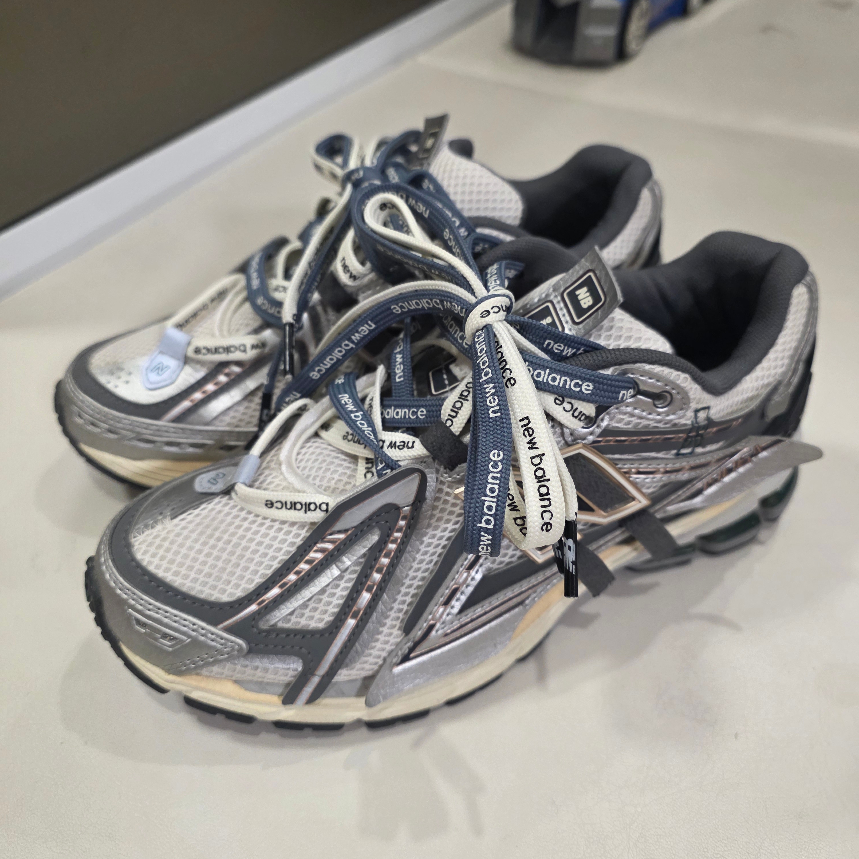 New Balance 1906A Silver Metallic Castlerock 착용 스타일