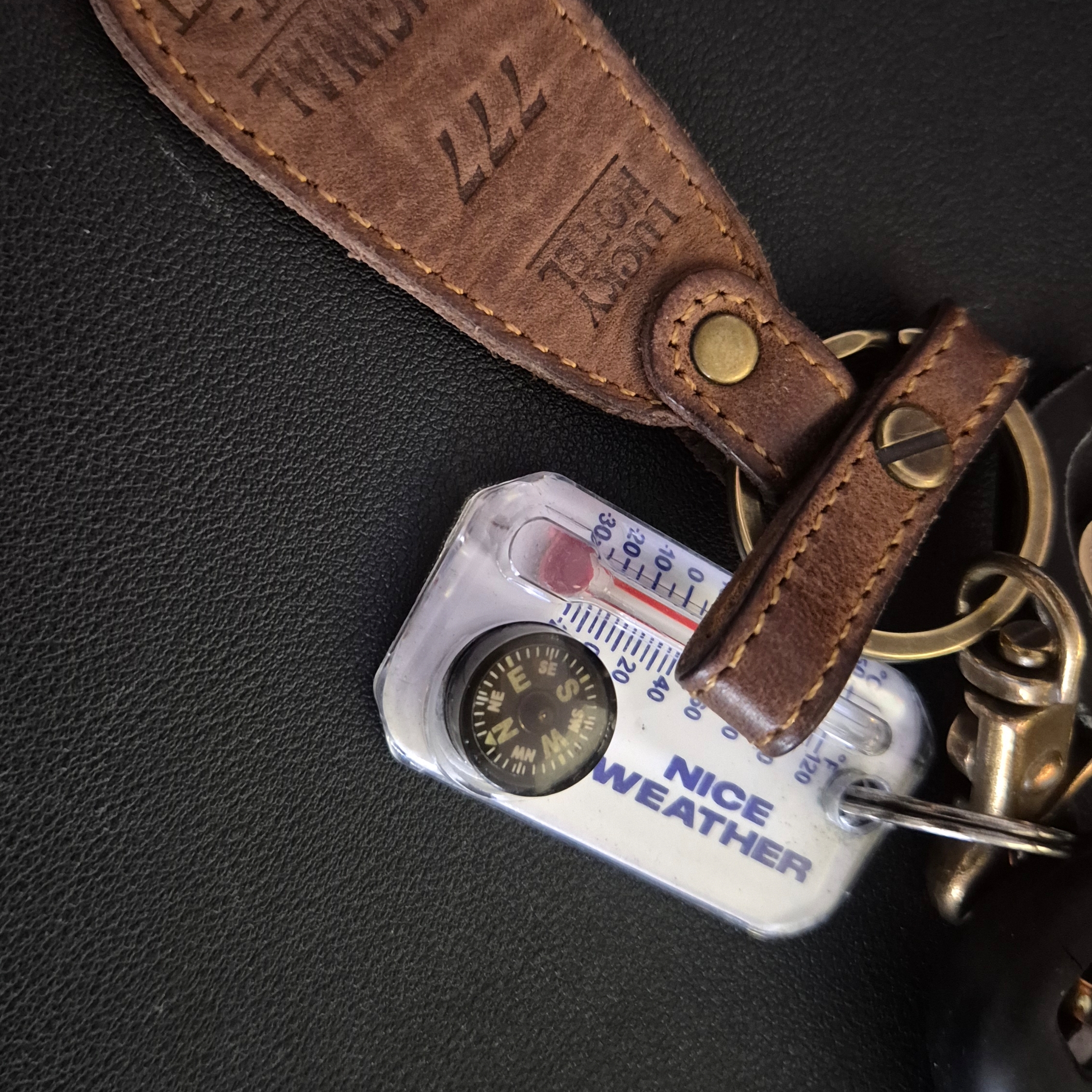 Nice Weather Thermometer Keyring White 착용 스타일