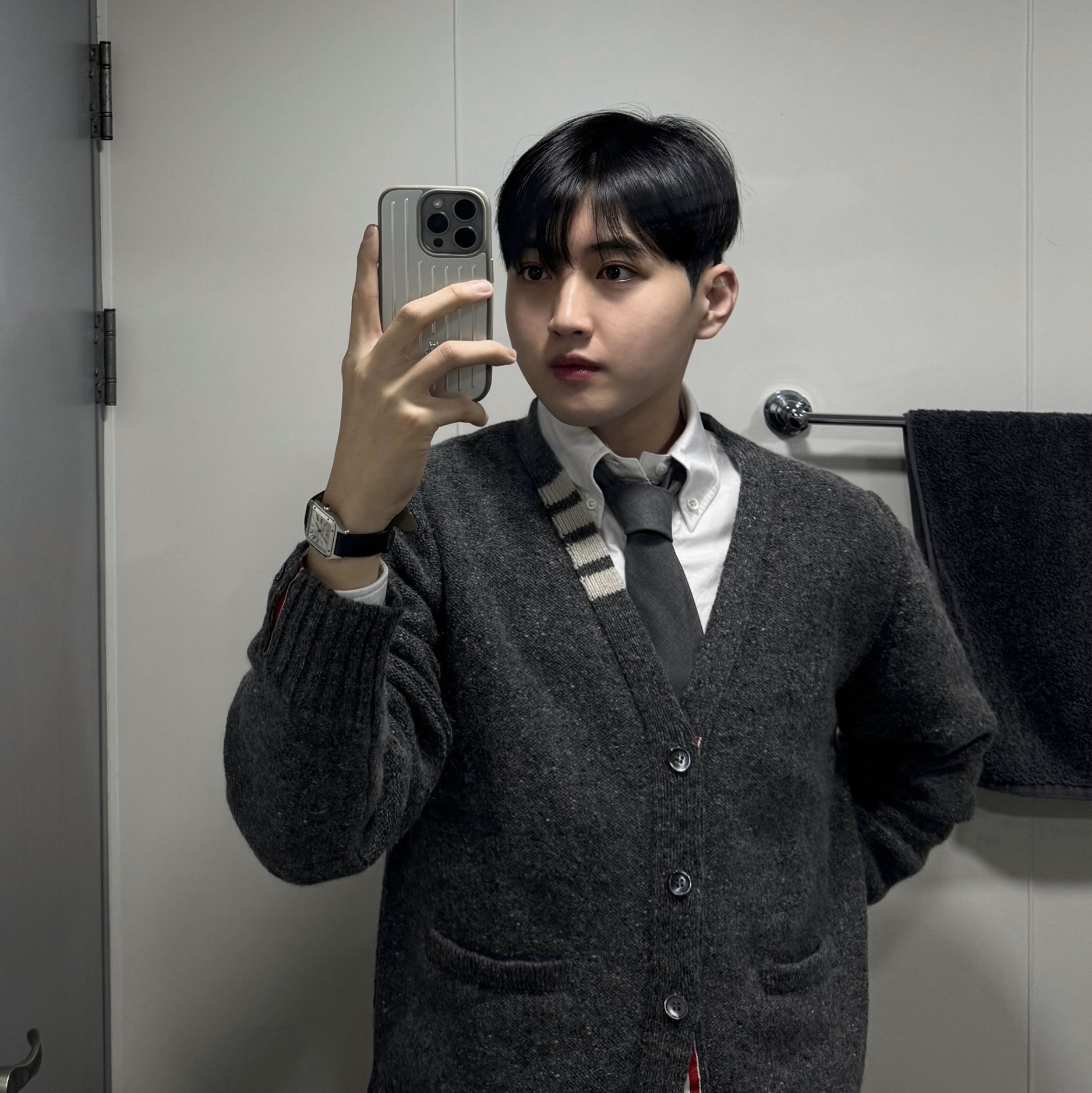 Thom Browne Reverse Jersey Stitch Donegal 4-Bar V-Neck Cardigan Medium Grey, Rimowa iPhone 15 Pro Aluminium Case Silver 착용 스타일