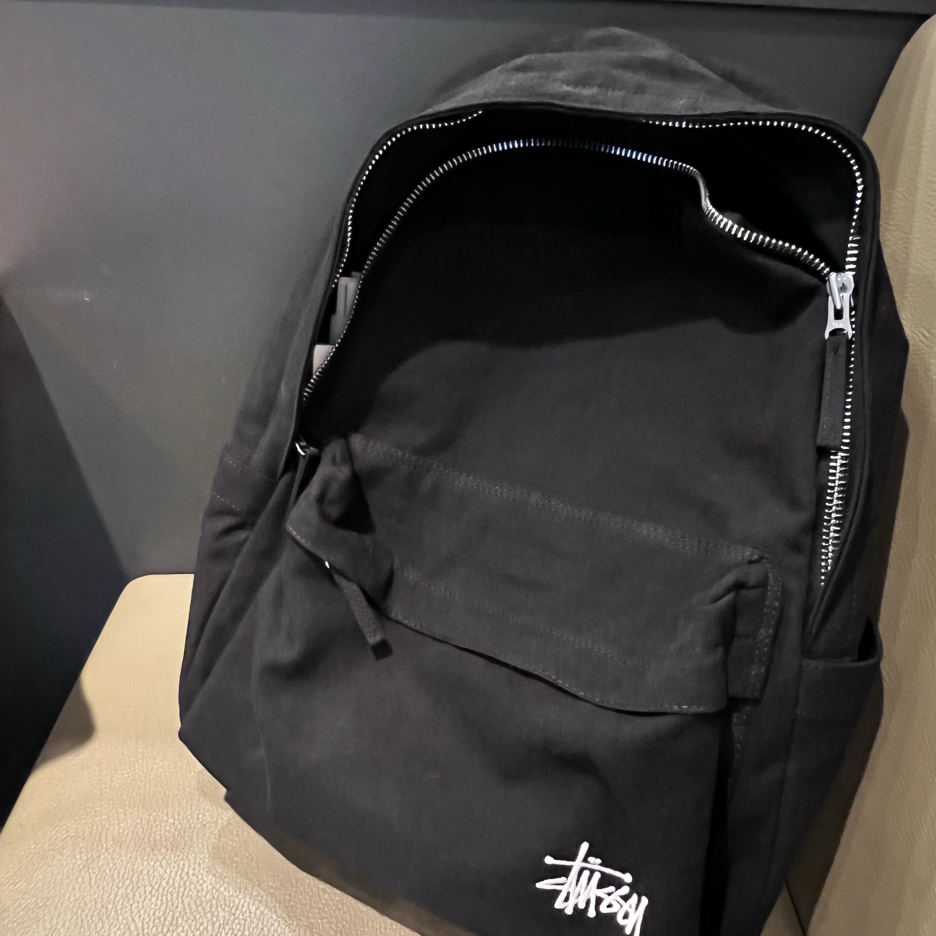 Stussy Canvas Backpack Black 착용 스타일