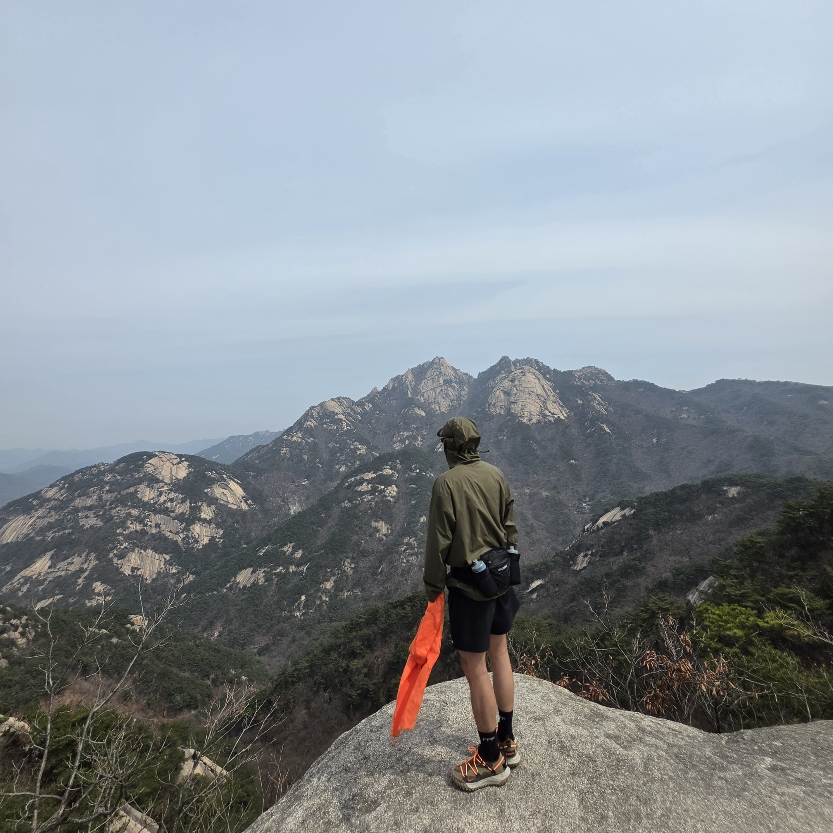 Arc'teryx Squamish Hoody Tatsu, Nike ACG Mountain Fly Low Gore-Tex SE Hazel Rush 착용 스타일 - 1