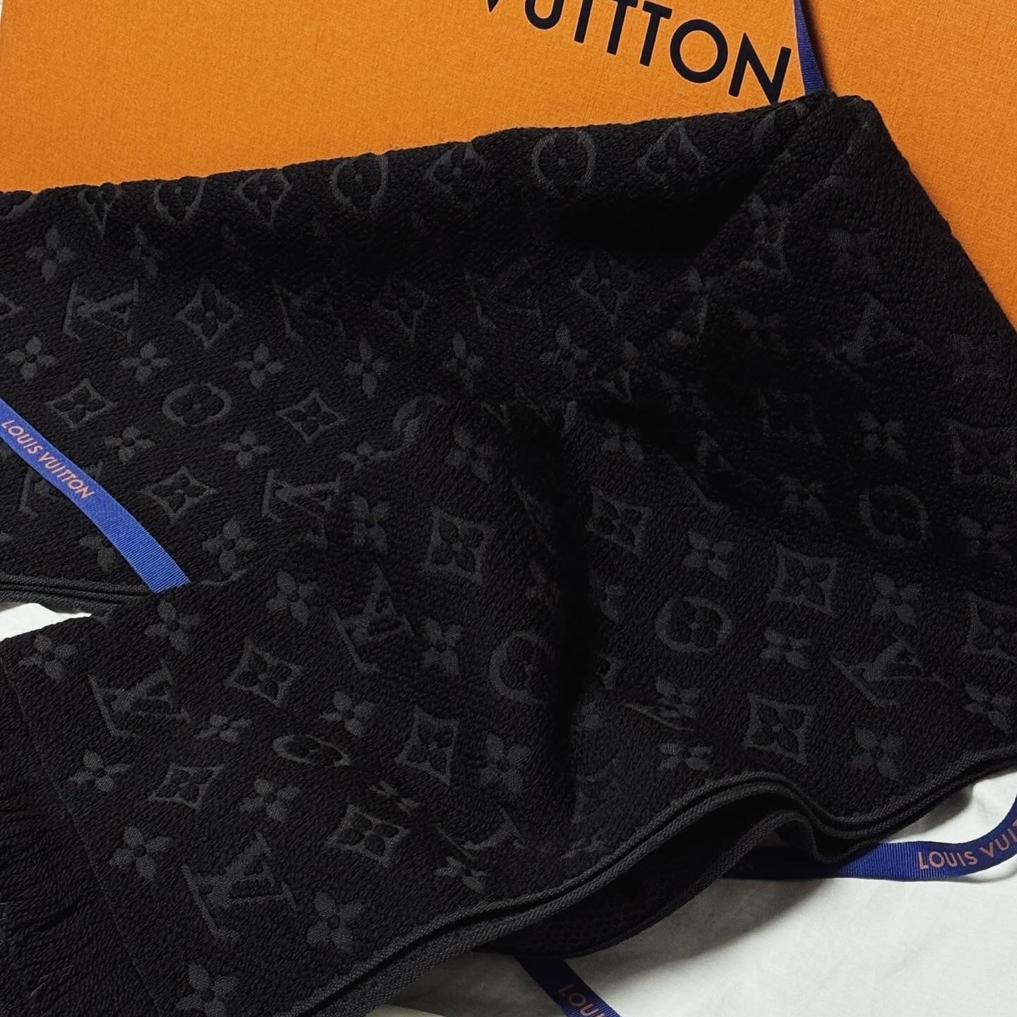 Louis Vuitton Discovery Backpack PM Monogram Shadow Black, Louis Vuitton Monogram Classic Muffler Black 착용 스타일 - 2