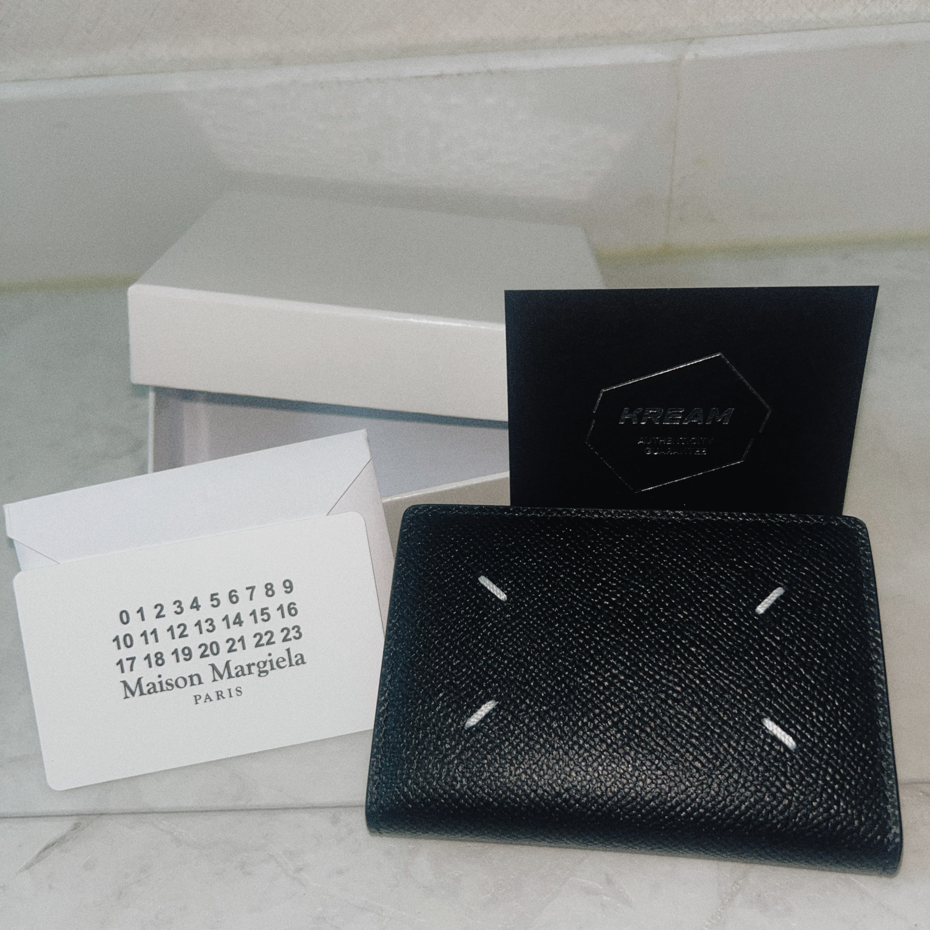Maison Margiela Leather Bi-Fold Card Holder Black 착용 스타일