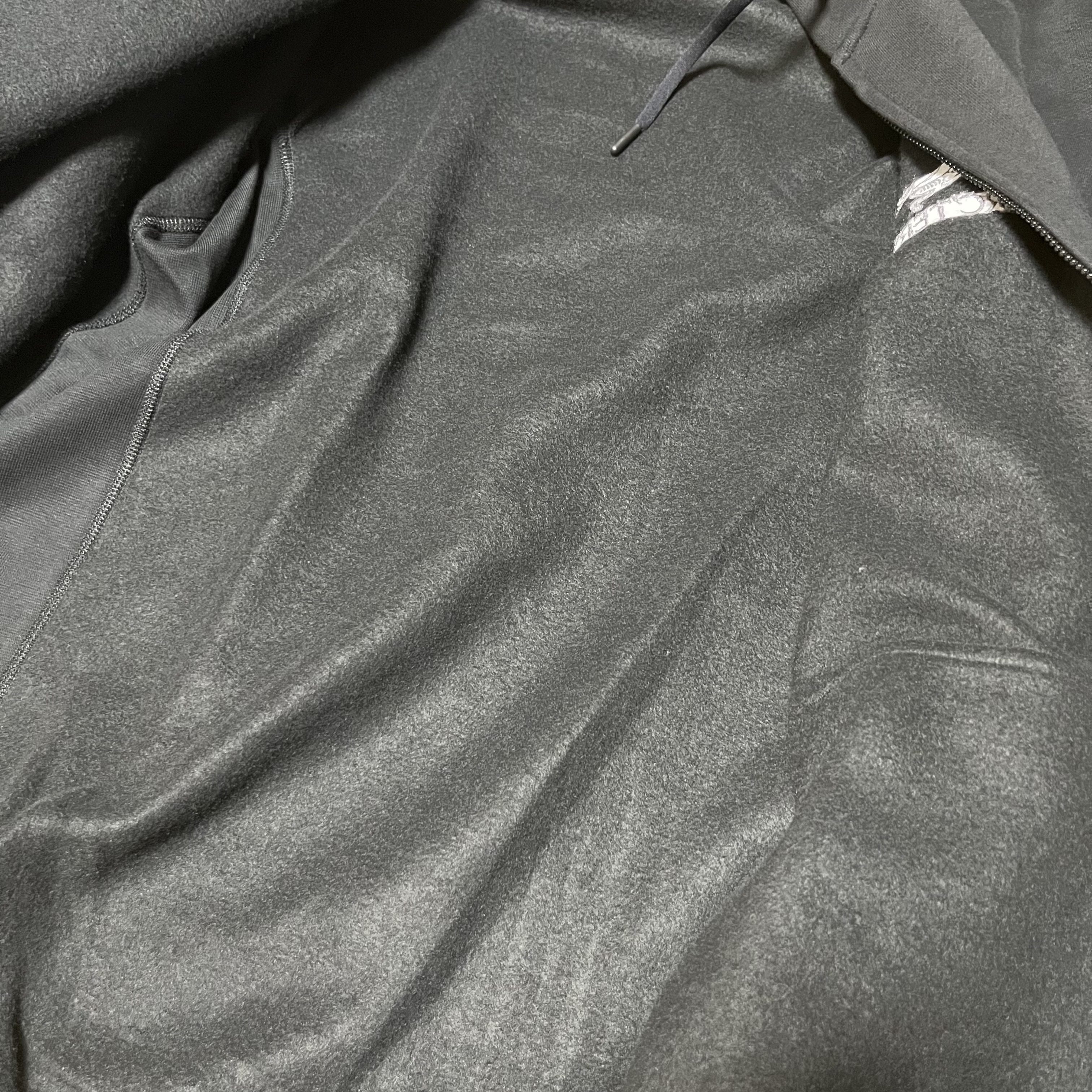 Arc'teryx Emblem Fleece Full-Zip Hoody Black 착용 스타일 - 2