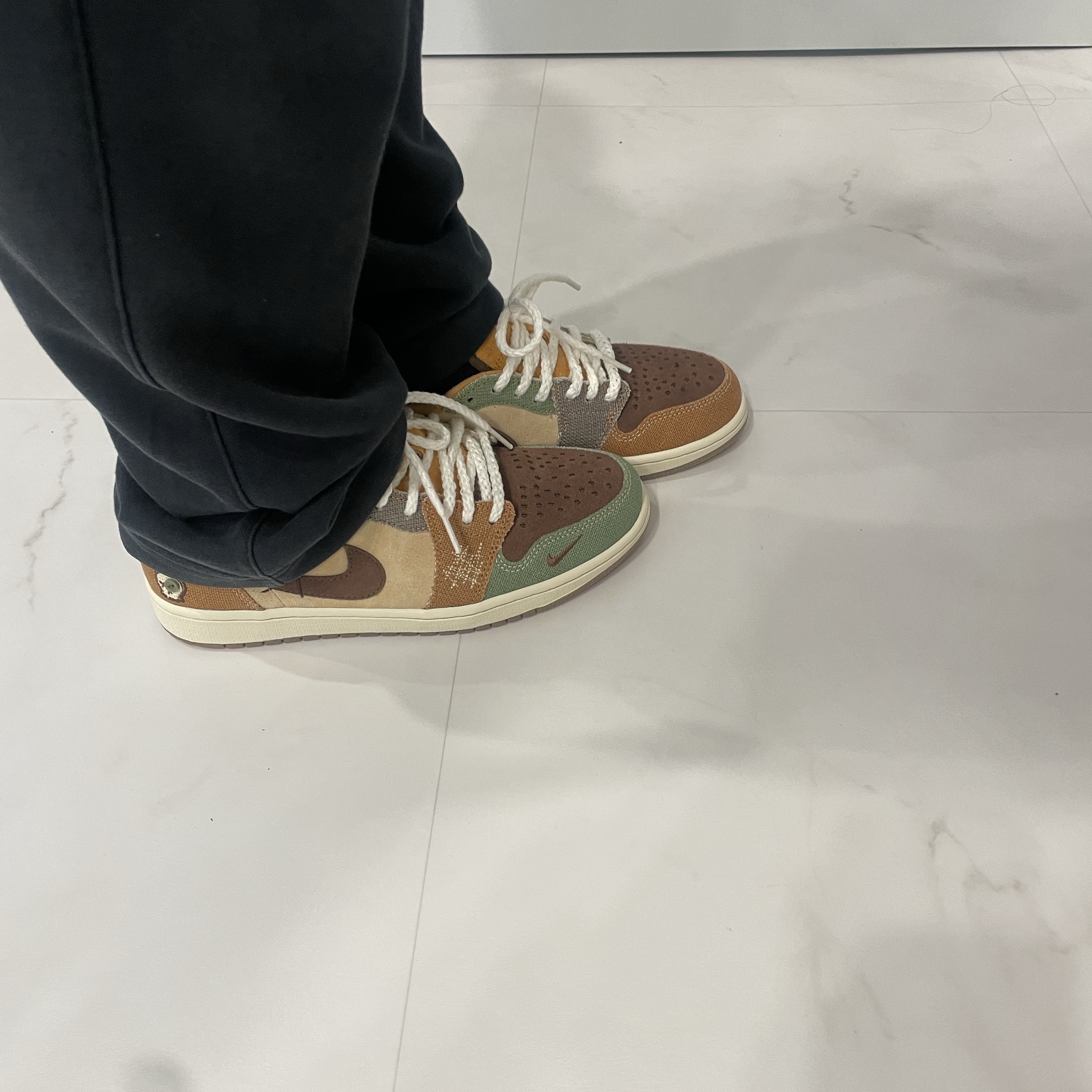 Jordan 1 x Zion Williamson Retro Low OG Flax and Oil Green 착용 스타일 - 1