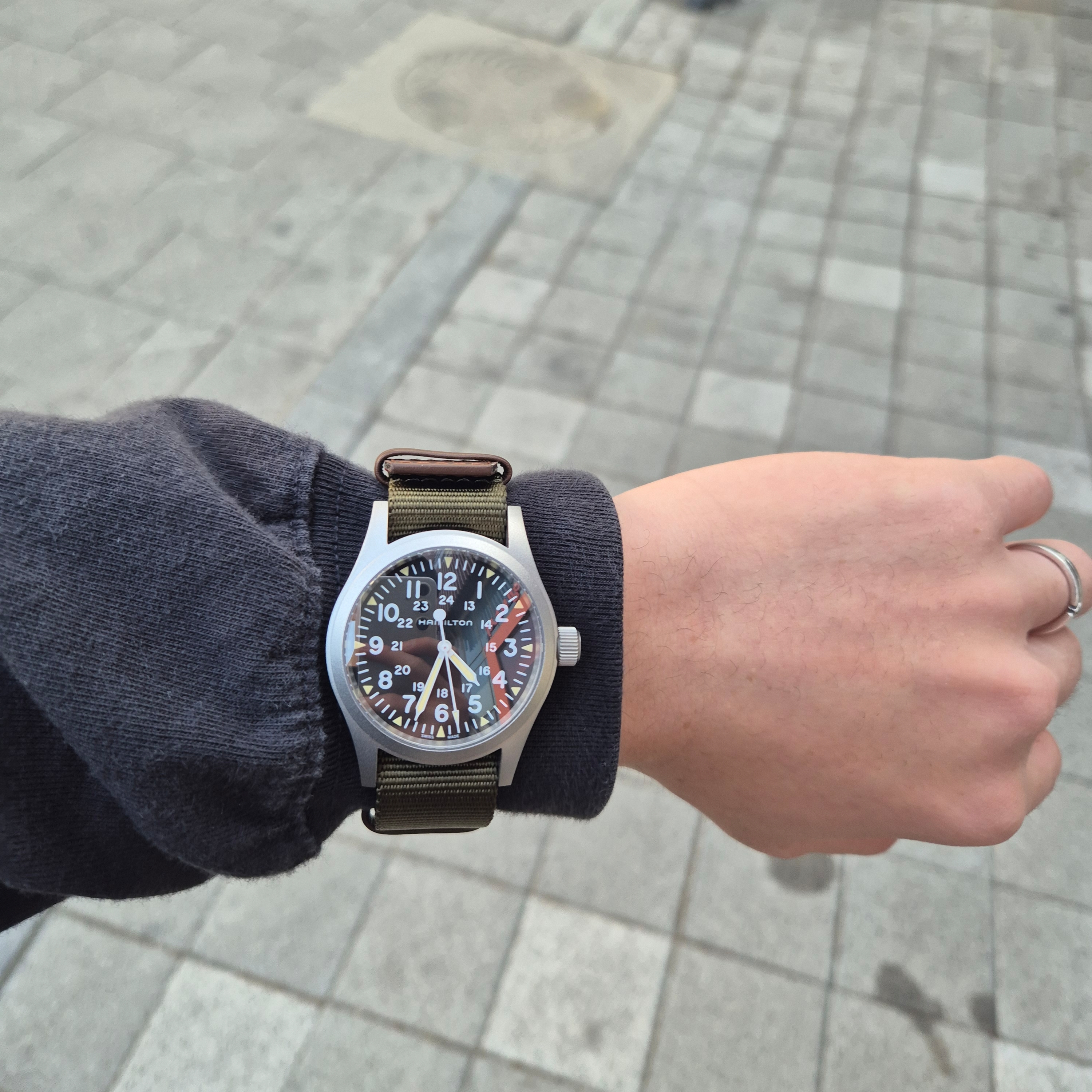 Hamilton Khaki Field Mechanical 38mm Nato Strap Green Black 착용 스타일