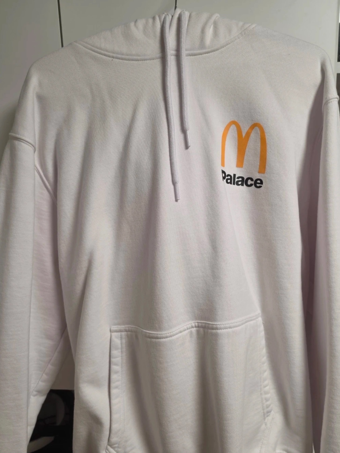 Palace x McDonald's Logo Hood White - 23FW 착용 스타일