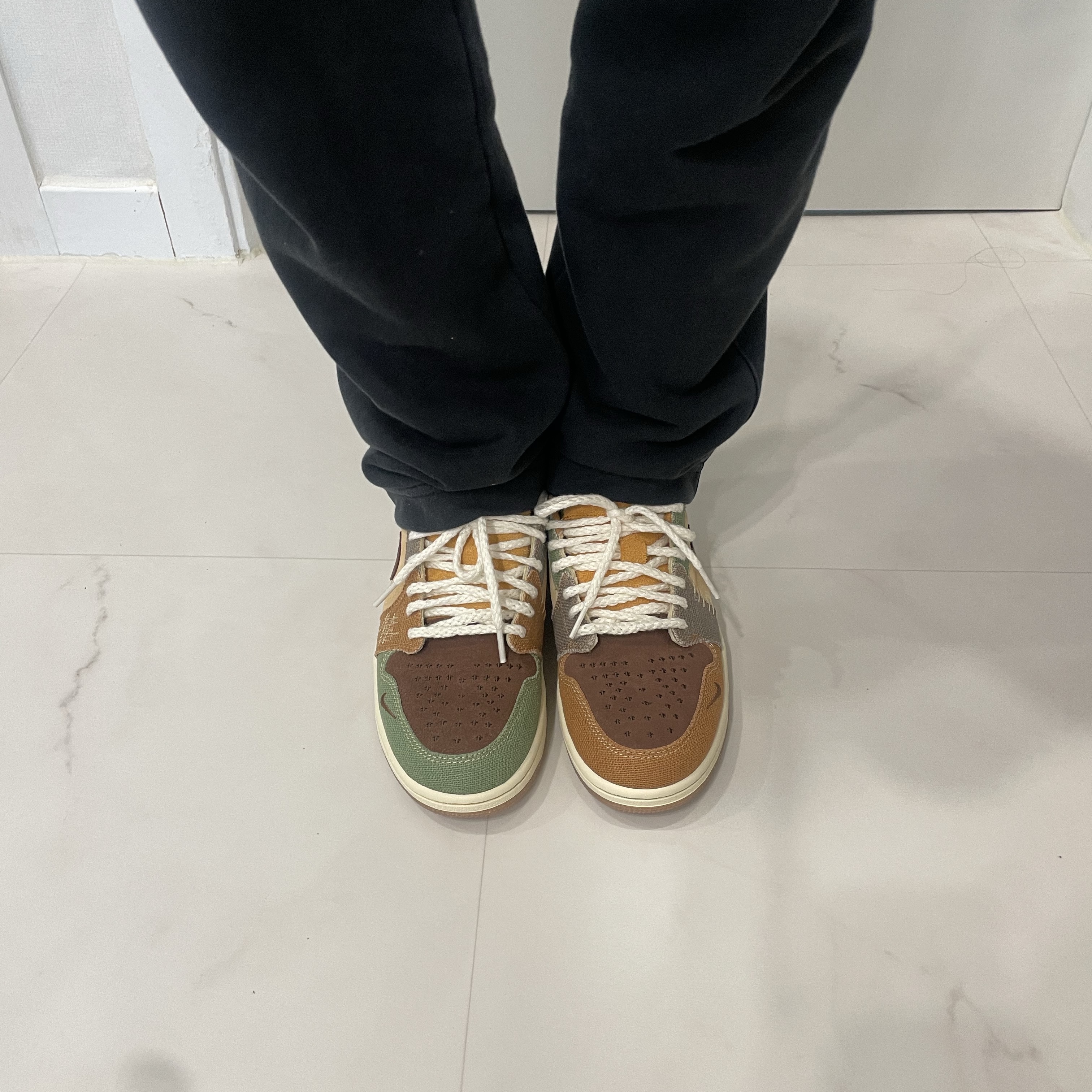 Jordan 1 x Zion Williamson Retro Low OG Flax and Oil Green 착용 스타일 - 3