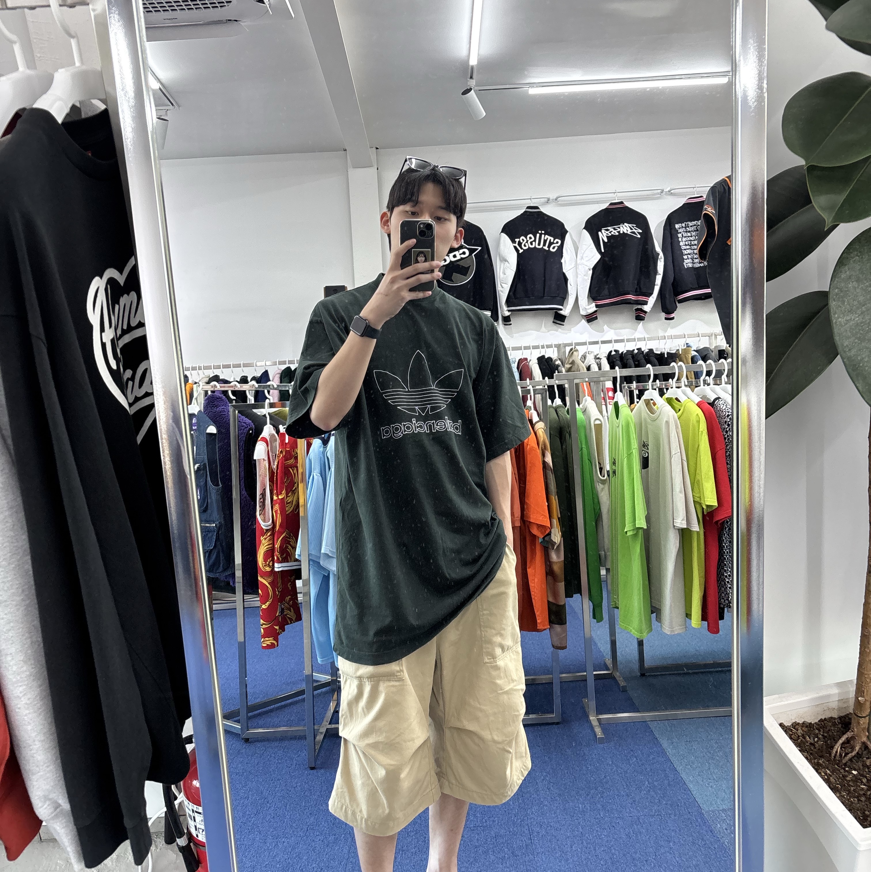 Balenciaga x Adidas Oversized T-Shirt Dark Green 착용 스타일